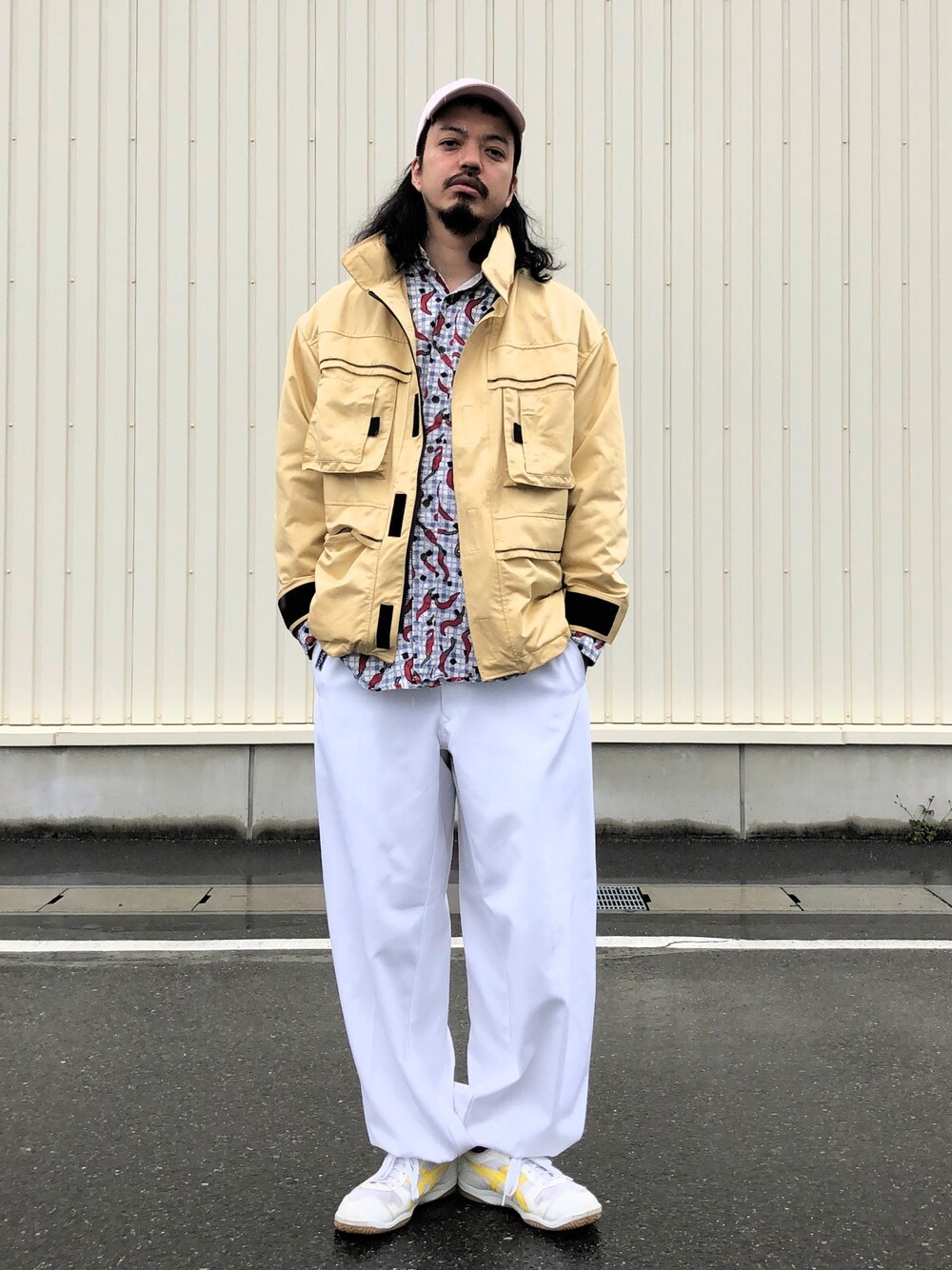 「おうちファッション、ビッグシルエット、ゆるコーデ、柄シャツ、古着MIX、スポーツmix、UNIQLO、asics、古着コーデ」｜「WISMのBRUTA VENUS CAP（キャップ、ピンク系）」を使った、トヲルさん（メンズ・180cm）の春コーディネートの1枚目の写真