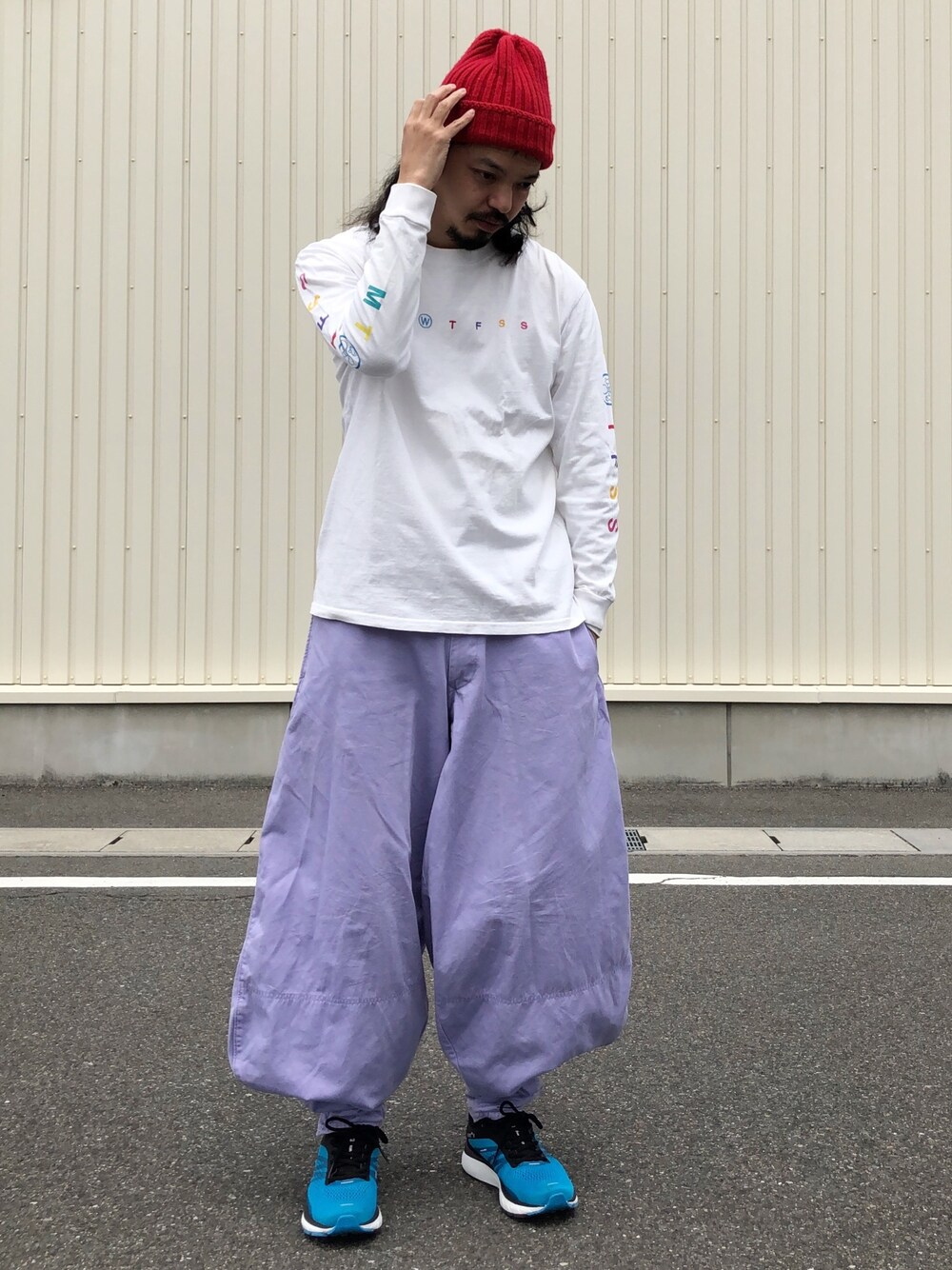 「ニット帽、ニッカポッカ、ロンT、袖プリント、ワイドパンツ、SALOMON、オトナカジュアル、ユニクロ、大人コーデ」｜「MR.OLIVEのWALK IN CLOSET ORIGINAL / STANDARD WOOL BEANIE（ニットキャップ/ビーニー、レッド系）」を使った、トヲルさん（メンズ・180cm）の春コーディネートの1枚目の写真