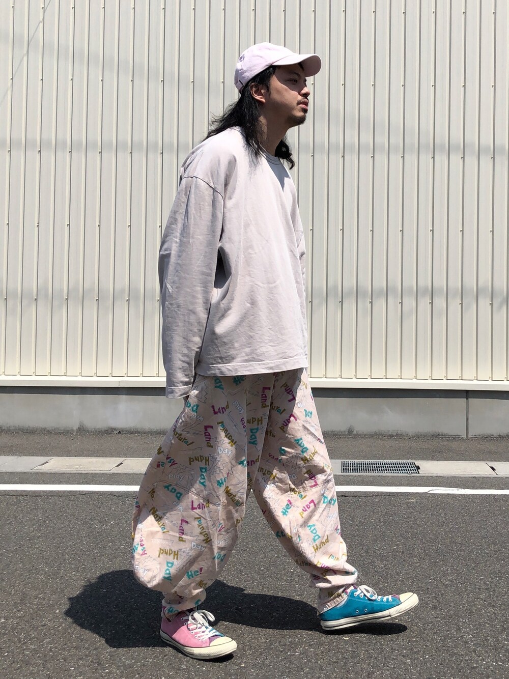 「コンバース、ゆるコーデ、キャップ、休日スタイル、ロンT、スニーカーコーデ、アースカラー、ビッグシルエット、鳶」｜「WISMのBRUTA VENUS CAP（キャップ、ピンク系）」を使った、トヲルさん（メンズ・180cm）の春コーディネートの1枚目の写真