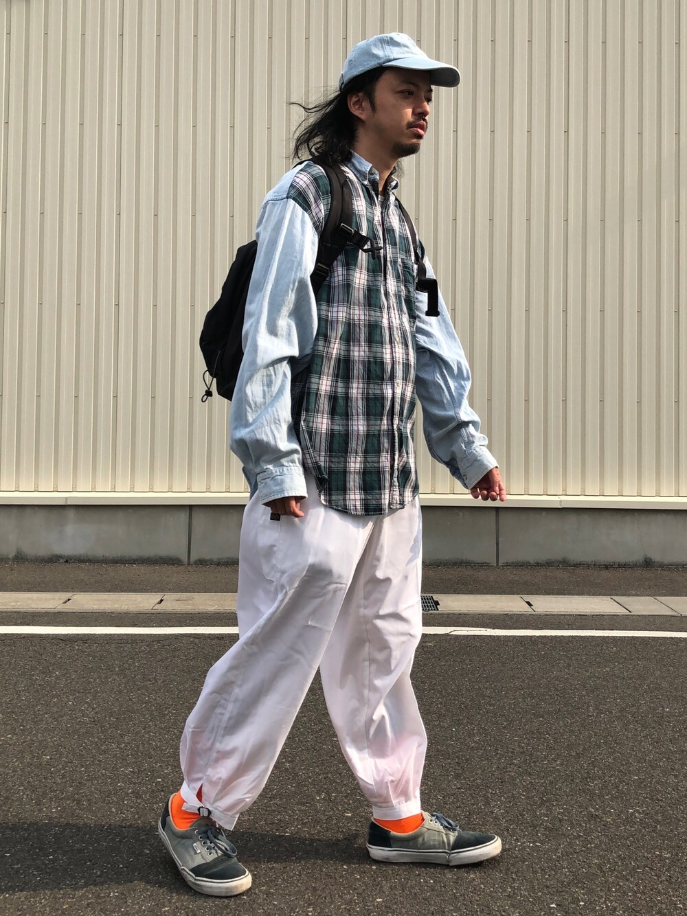 「ディズニー、白パンツ、チエックシャツ、ゆるコーデ、LABRAT、VANS、ストリート、ビッグシルエット、古着MIX」｜「LABRATのアイテム（キャップ、ブルー系）」を使った、トヲルさん（メンズ・180cm）の春コーディネートの1枚目の写真