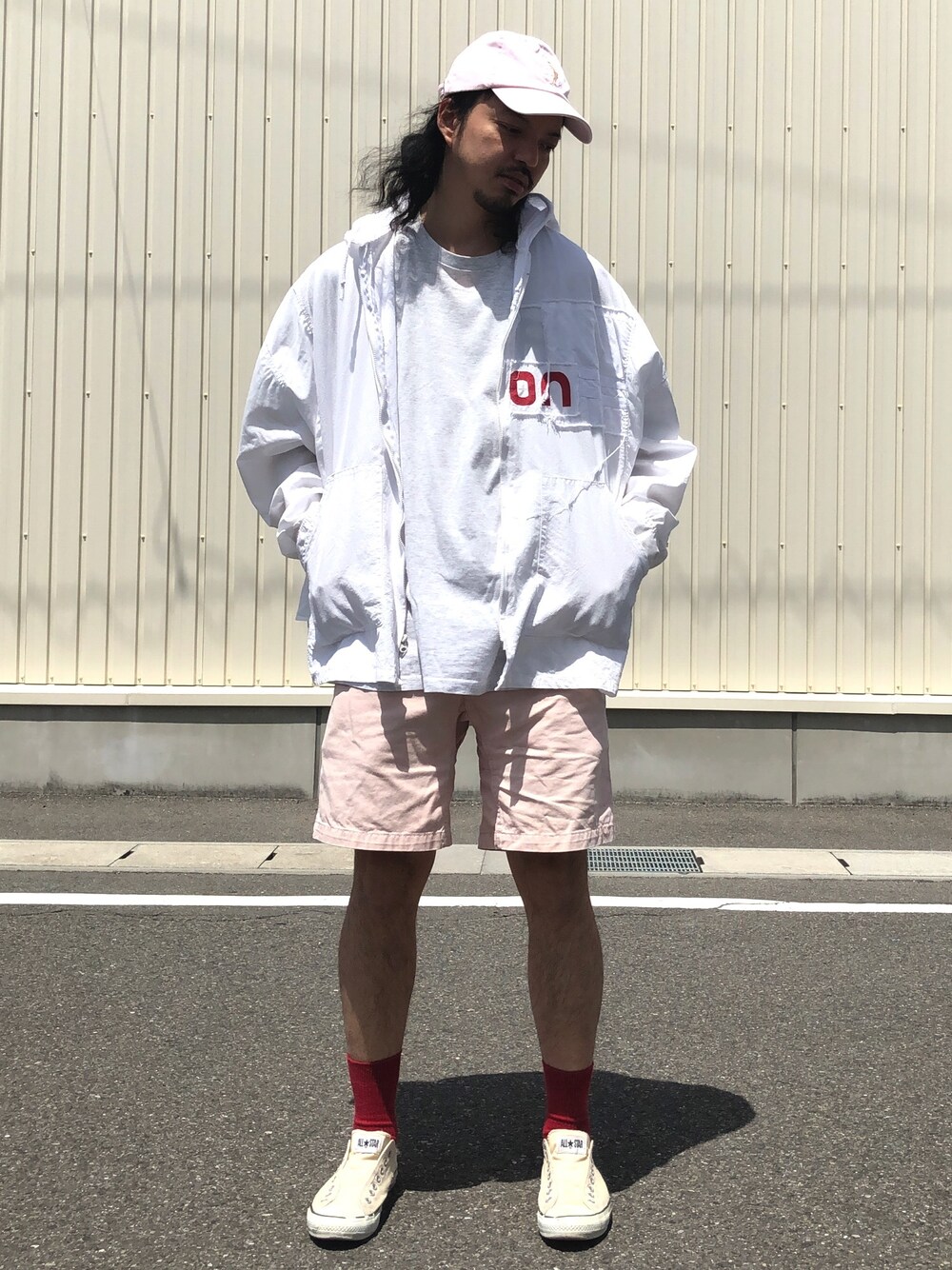 「休日スタイル、ハーフパンツ、サーフスタイル、コンバース、スニーカーコーデ、ビッグシルエット、GRAMICCI、FILA、アースカラー」｜「WISMのBRUTA VENUS CAP（キャップ、ピンク系）」を使った、トヲルさん（メンズ・180cm）の春コーディネートの1枚目の写真
