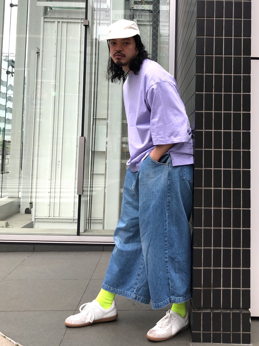 「dulcamara、オーバーサイズ、ビッグシルエット、wism、gravis、ジャーマントレーナー、ミリタリー、ワイドパンツ、ワイドデニム」｜「JOURNAL STANDARDの【DAIWA PIER39/ダイワ ピア39】GORE-TEX INFINIUM Tech Jungle hat＃（キャップ、ホワイト系）」を使った、トヲルさん（メンズ・180cm）の春コーディネートの1枚目の写真