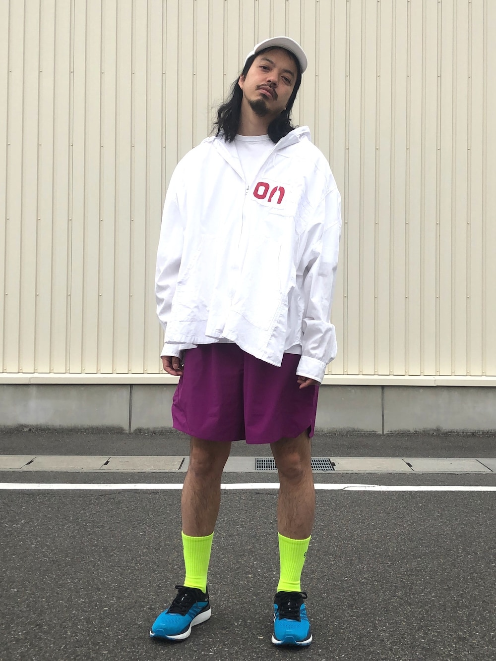 「オーバーサイズ、ハーフパンツ、フェススタイル、ホワイト、パーカー、プチプラ、ビッグシルエット、SALOMON、ランニングシューズ」｜「JOURNAL STANDARDのアイテム（キャップ、ホワイト系）」を使った、トヲルさん（メンズ・180cm）の春コーディネートの1枚目の写真