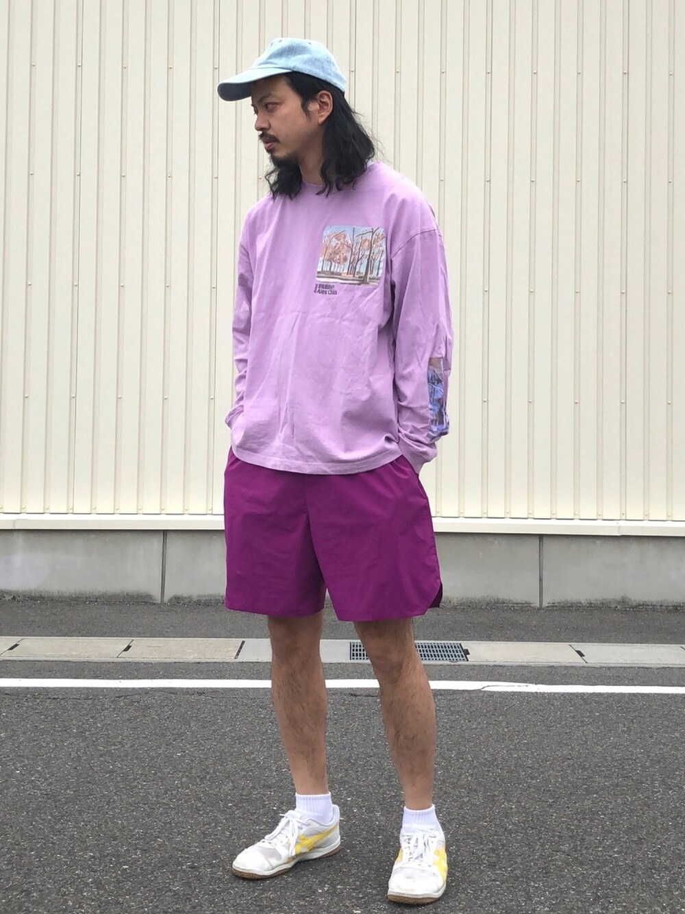 「休日コーデ、春夏コーデ、大人カジュアル、ワイドパンツ、Dunno、LABRAT、asics、紫コーデ」｜「LABRATのアイテム（キャップ、ブルー系）」を使った、トヲルさん（メンズ・180cm）の春コーディネートの1枚目の写真