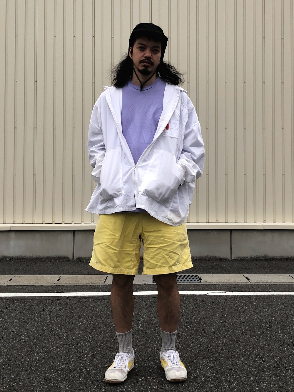 「今日のコーデ、雨の日コーデ、フェススタイル、ハーフパンツ、GRAMICCI、dulcamara、ワイドシルエット、ビッグシルエット、ゆるコーデ」｜「JOURNAL STANDARDの【DAIWA PIER39/ダイワ ピア39】GORE-TEX INFINIUM Tech Jungle hat＃（キャップ、ブラック系）」を使った、トヲルさん（メンズ・180cm）の春コーディネートの1枚目の写真