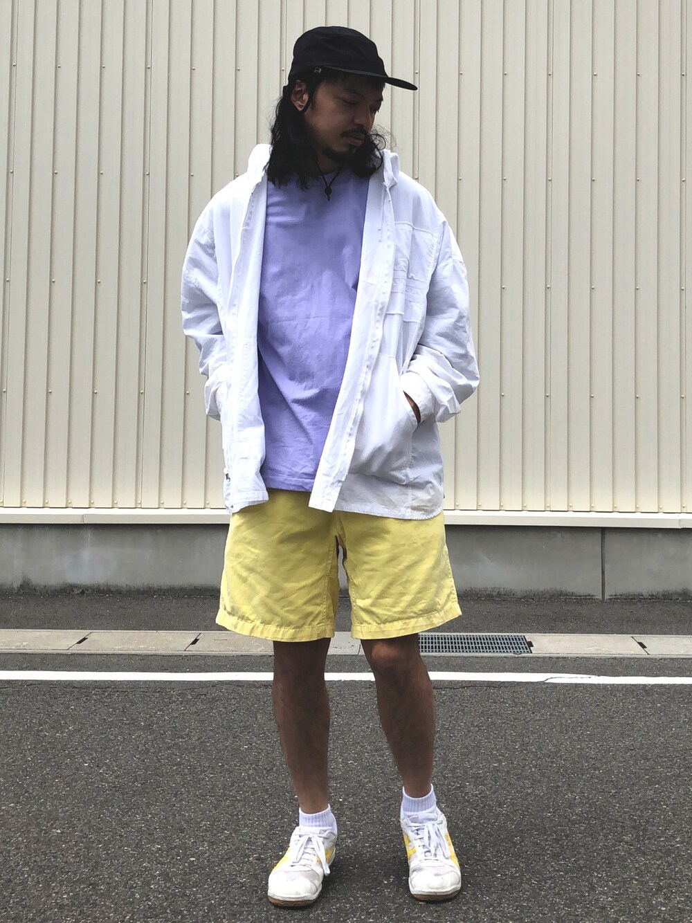 「ハーフパンツ、お洒落さんとつながりたい、夏、春夏コーデ、ラフ、大人カジュアル、ビックシルエット、パーカー、プチプラ」｜「JOURNAL STANDARDの【DAIWA PIER39/ダイワ ピア39】GORE-TEX INFINIUM Tech Jungle hat＃（キャップ、ブラック系）」を使った、トヲルさん（メンズ・180cm）の春コーディネートの1枚目の写真