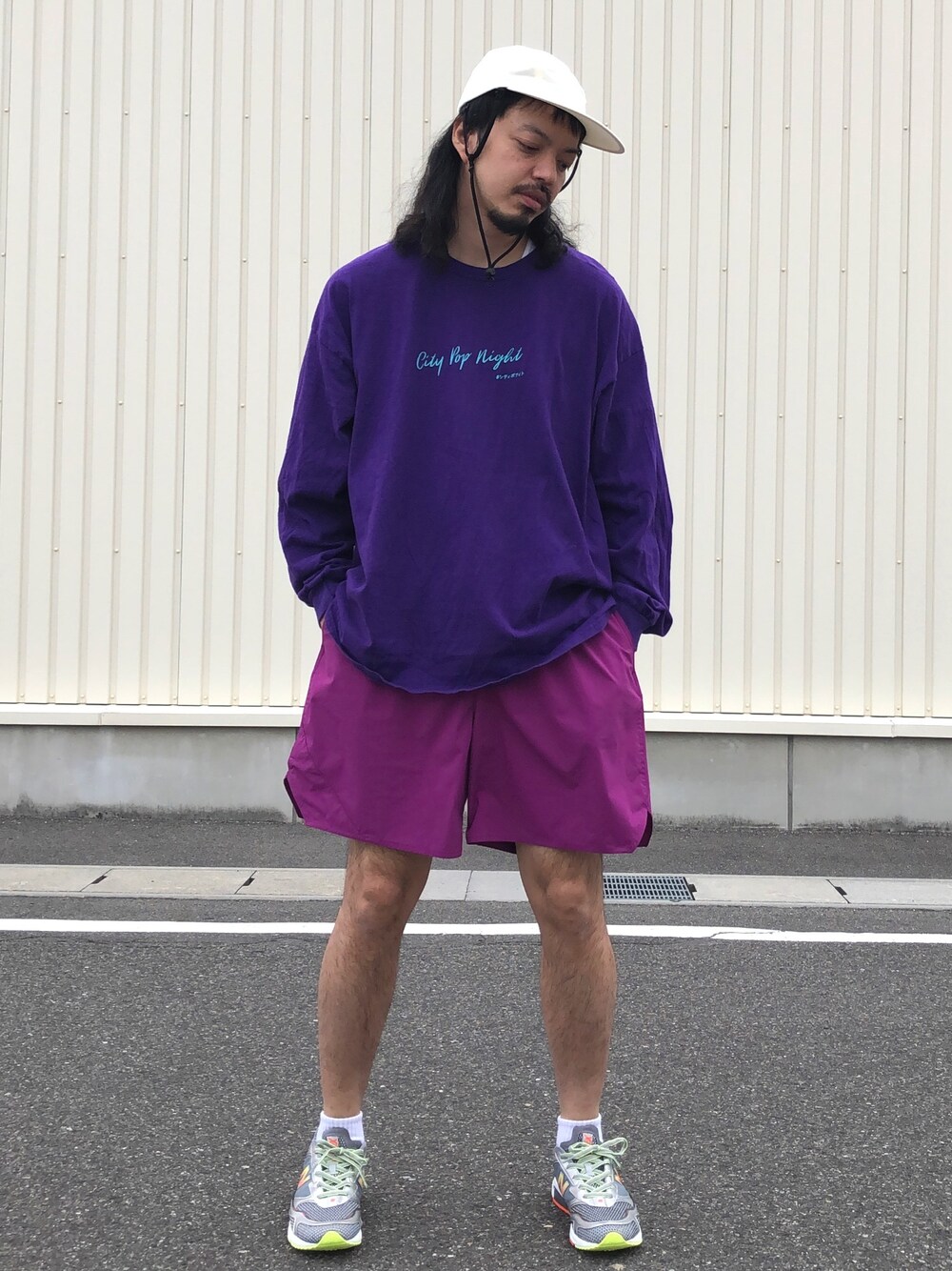 「スニーカーコーデ、New Balance、オトナカジュアル、休日スタイル、フェススタイル、ビッグシルエット、プチプラコーデ、夏コーデ、リラックススタイル」｜「JOURNAL STANDARDの【DAIWA PIER39/ダイワ ピア39】GORE-TEX INFINIUM Tech Jungle hat＃（キャップ、ホワイト系）」を使った、トヲルさん（メンズ・180cm）の春コーディネートの1枚目の写真