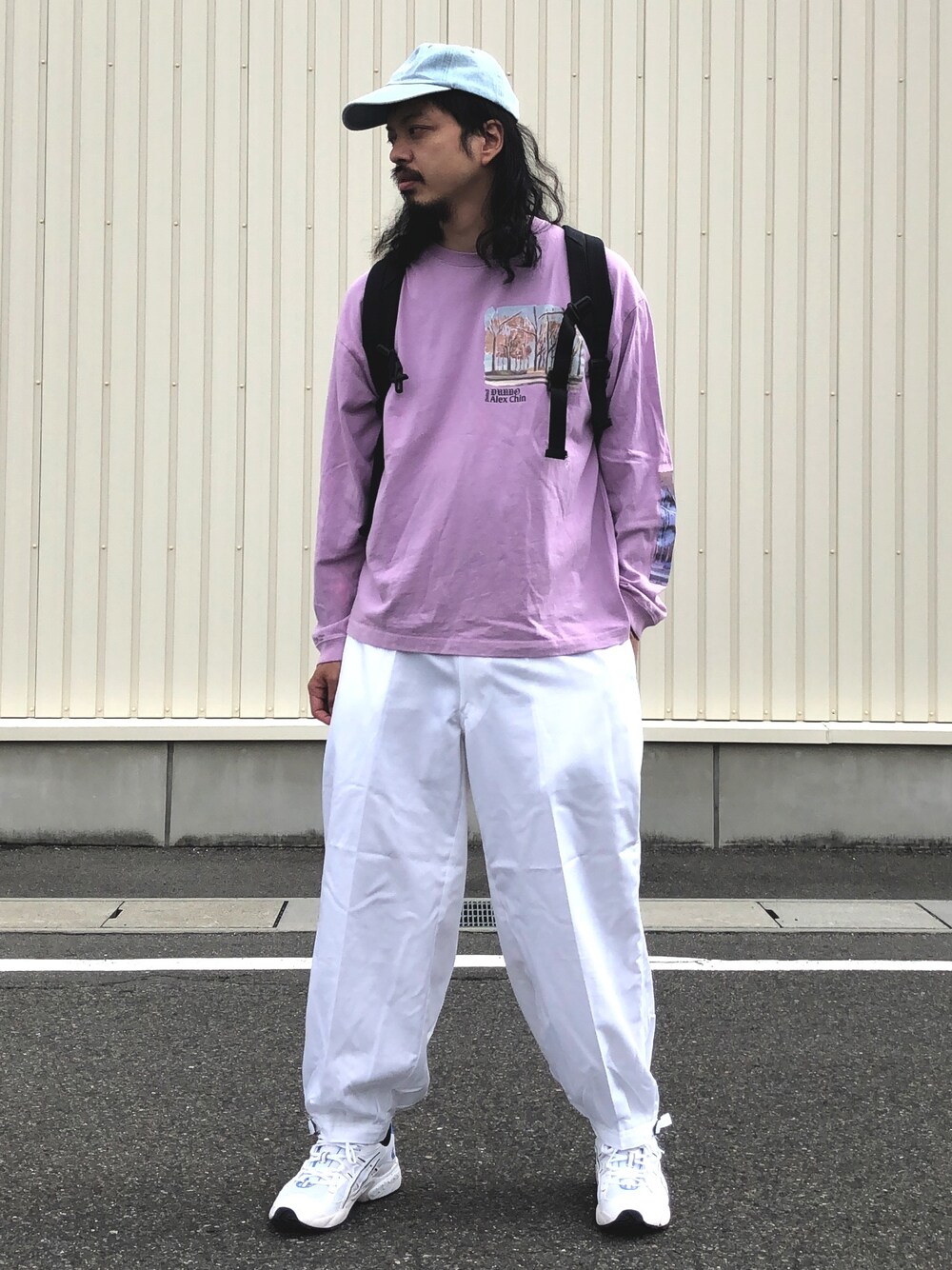 「ロンT、Dunno、寅壱、LABRAT、デニムキャップ、ワイドパンツ、ニッカポッカ、袖プリント、夏、ゆるコーデ」｜「LABRATのアイテム（キャップ、ブルー系）」を使った、トヲルさん（メンズ・180cm）の夏コーディネートの1枚目の写真