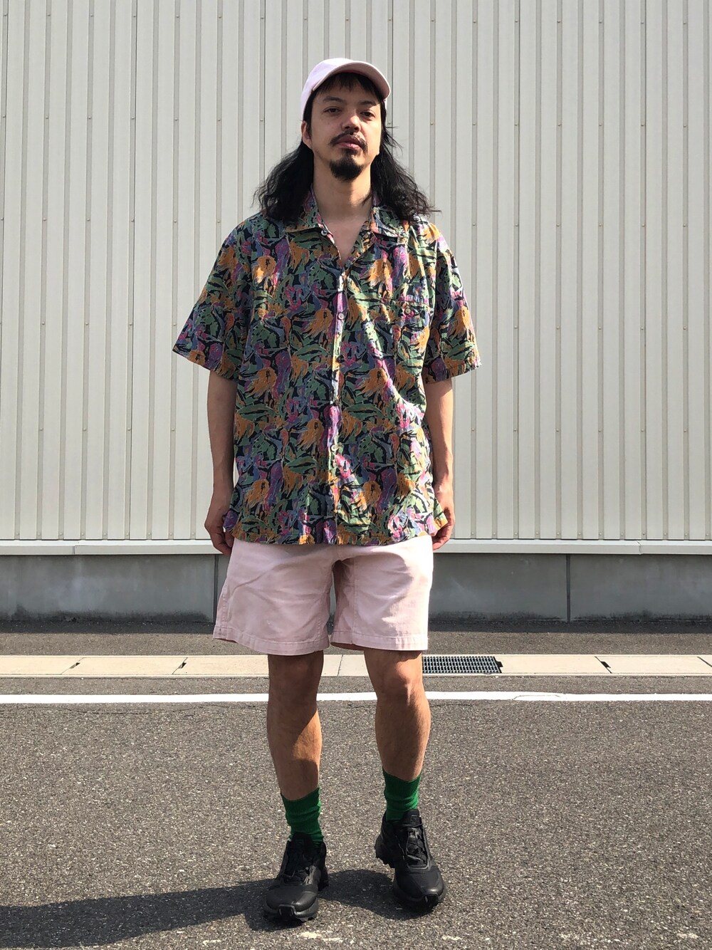 「アロハシャツ、柄シャツ、ハーフパンツ、ショートパンツ、フェススタイル、夏コーデ、カジュアルコーデ、summer、ストリート」｜「WISMのBRUTA VENUS CAP（キャップ、ピンク系）」を使った、トヲルさん（メンズ・180cm）の夏コーディネートの1枚目の写真