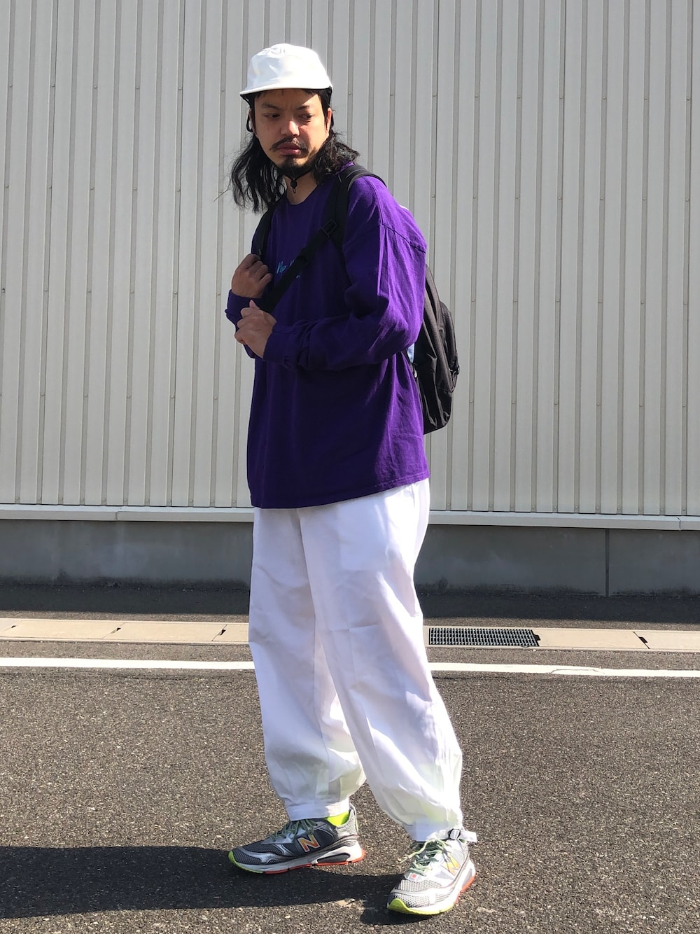 「シンプルコーデ、キレイめ、ホワイト、寅壱、ビッグT、ビックシルエット、ストリート、New Balance、夏コーデ」｜「JOURNAL STANDARDの【DAIWA PIER39/ダイワ ピア39】GORE-TEX INFINIUM Tech Jungle hat＃（キャップ、ホワイト系）」を使った、トヲルさん（メンズ・180cm）の夏コーディネートの1枚目の写真