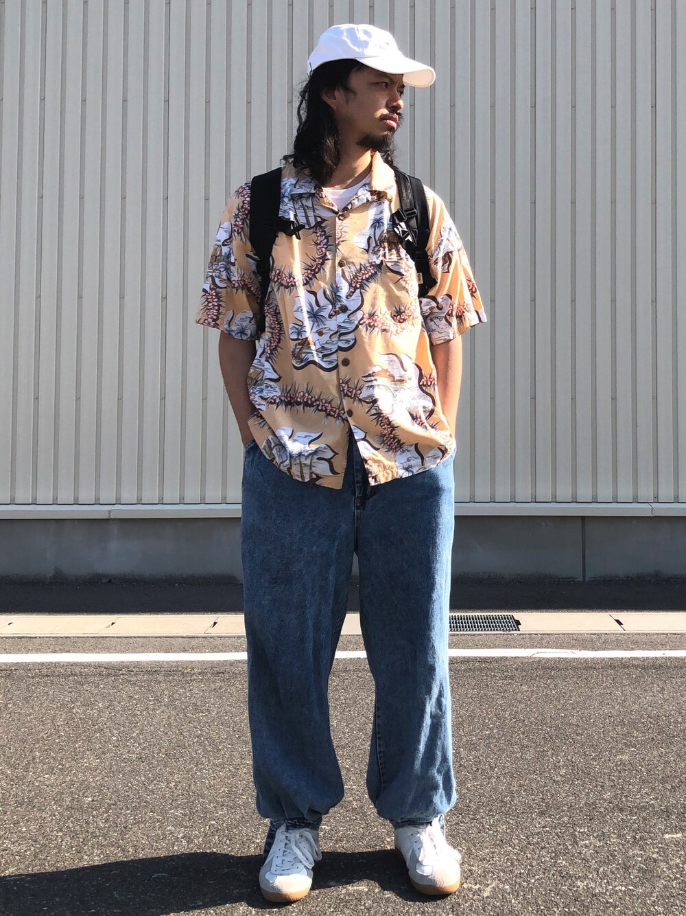 「休日スタイル、夏コーデ、アロハシャツ、柄シャツ、ゆるコーデ、スニーカー、ジャーマントレーナー、ニッカポッカ、ニッカデニム」｜「JOURNAL STANDARDのアイテム（キャップ、ホワイト系）」を使った、トヲルさん（メンズ・180cm）の夏コーディネートの1枚目の写真