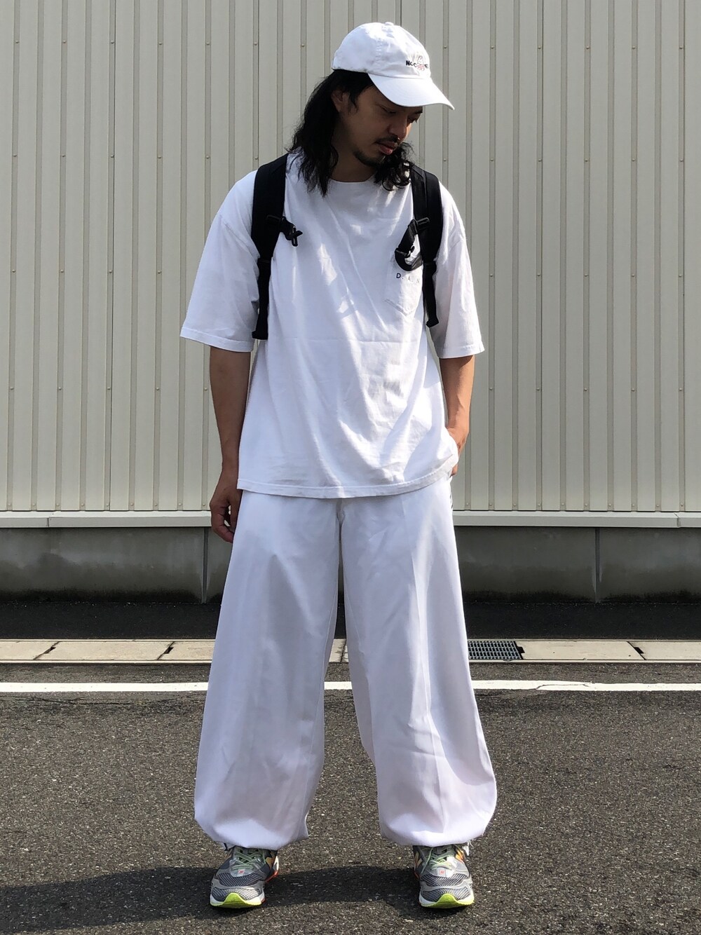 「オールホワイト、きっこうちゃん、ビックシルエット、夏コーデ、ゆるコーデ、ジャージ、寅壱、ニッカポッカ、ワイドパンツ、夏だ！Tシャツ着よう！」｜「JOURNAL STANDARDのアイテム（キャップ、ホワイト系）」を使った、トヲルさん（メンズ・180cm）の夏コーディネートの1枚目の写真