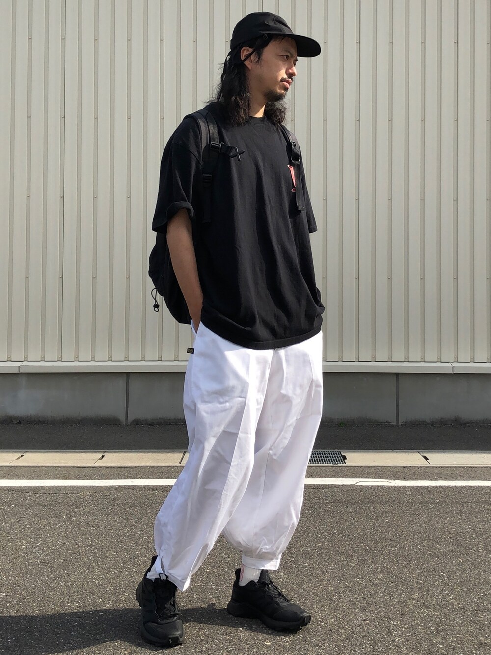 「白黒、黒白、休日スタイル、ビッグシルエット、大人カジュアル、古着MIX、SALOMON、古着、プリントT」｜「JOURNAL STANDARD relumeのF/CE RN DAY（ショルダーバッグ、ブラック系）」を使った、トヲルさん（メンズ・180cm）の夏コーディネートの1枚目の写真