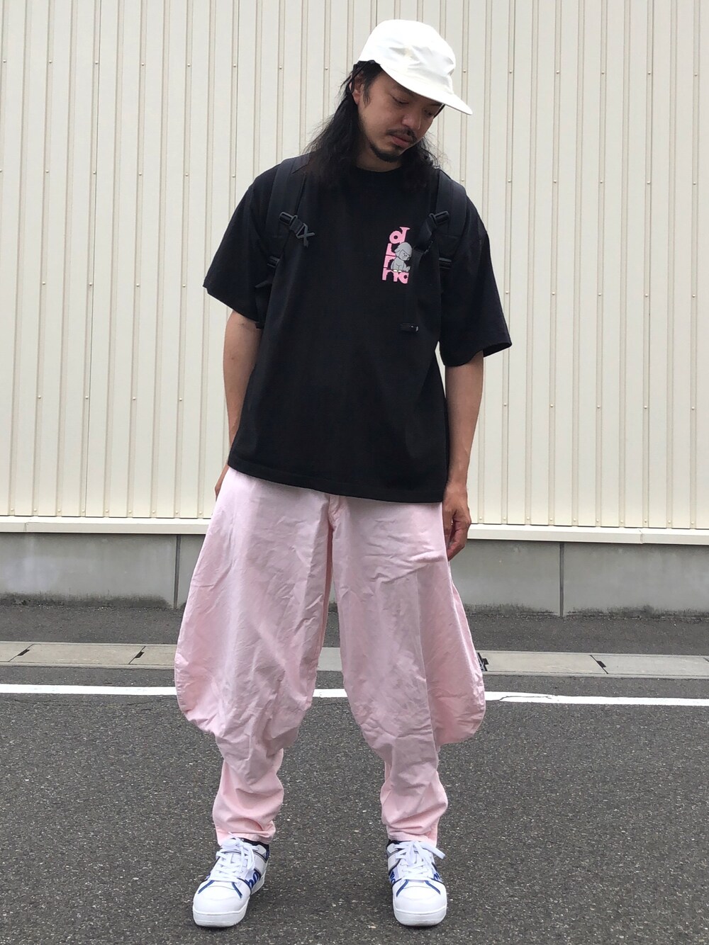 「ピンク、ピンクコーデ、Dunno、アニマル、ビッグシルエット、リラックススタイル、スニーカー、ellesse、ビッグT、ユニクロ」｜「JOURNAL STANDARD relumeのF/CE RN DAY（ショルダーバッグ、ブラック系）」を使った、トヲルさん（メンズ・180cm）の夏コーディネートの1枚目の写真