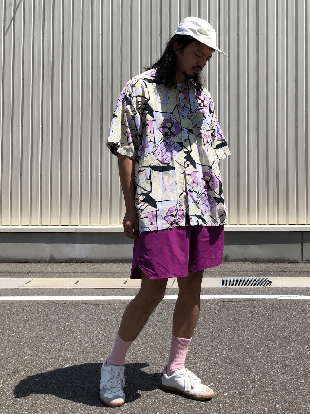 「シャツ好き集まれ、アロハシャツ、柄シャツ、フェススタイル、ハーフパンツ、ショートパンツ、夏コーデ、ラフスタイル、カジュアルコーデ、フィッシングキャップ」｜「JOURNAL STANDARDの【DAIWA PIER39/ダイワ ピア39】GORE-TEX INFINIUM Tech Jungle hat＃（キャップ、ホワイト系）」を使った、トヲルさん（メンズ・180cm）の夏コーディネートの1枚目の写真