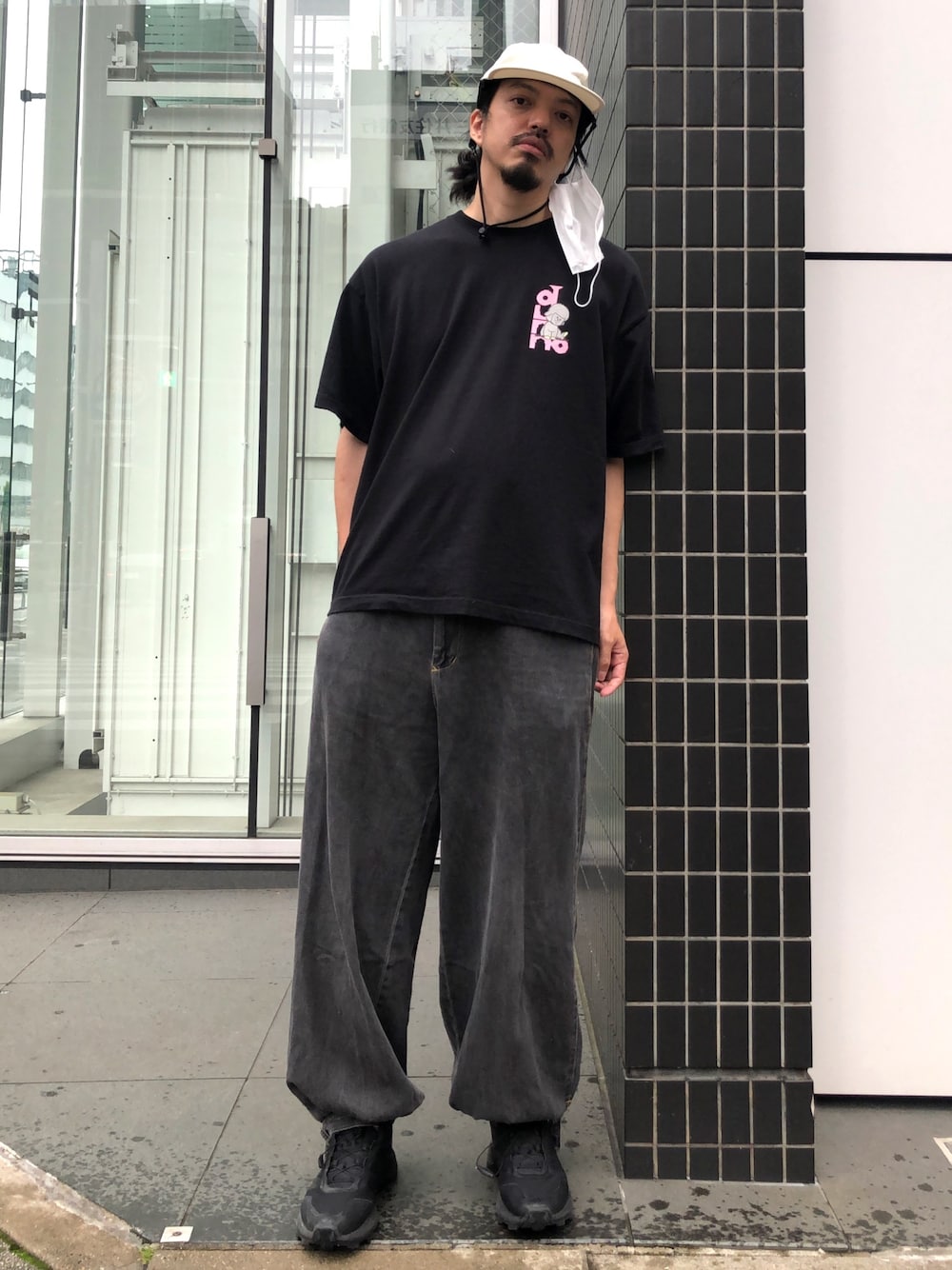 「オールブラック、シンプルコーデ、休日スタイル、ラフ、デニム、ブラックデニム、Dunno、SALOMON、プチプラコーデ」｜「JOURNAL STANDARDの【DAIWA PIER39/ダイワ ピア39】GORE-TEX INFINIUM Tech Jungle hat＃（キャップ、ホワイト系）」を使った、トヲルさん（メンズ・180cm）の夏コーディネートの1枚目の写真