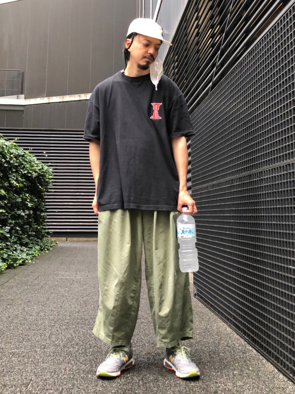 「IS-NESS、ワイドパンツ、ビッグシルエット、カジュアルコーデ、リラックススタイル、オトナカジュアル、ゆるコーデ、ストリート、summer」｜「JOURNAL STANDARDの【DAIWA PIER39/ダイワ ピア39】GORE-TEX INFINIUM Tech Jungle hat＃（キャップ、ホワイト系）」を使った、トヲルさん（メンズ・180cm）の夏コーディネートの1枚目の写真