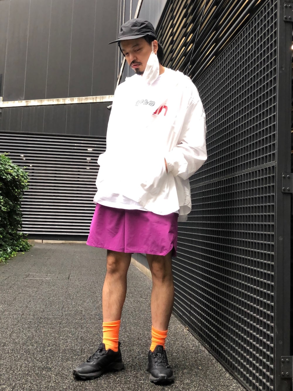 「パーカー、フェススタイル、夏コーデ、オーバーサイズ、ショートパンツ、ハーフパンツ、gravis、SALOMON、フィッシングキャップ」｜「JOURNAL STANDARDの【DAIWA PIER39/ダイワ ピア39】GORE-TEX INFINIUM Tech Jungle hat＃（キャップ、ブラック系）」を使った、トヲルさん（メンズ・180cm）の夏コーディネートの1枚目の写真