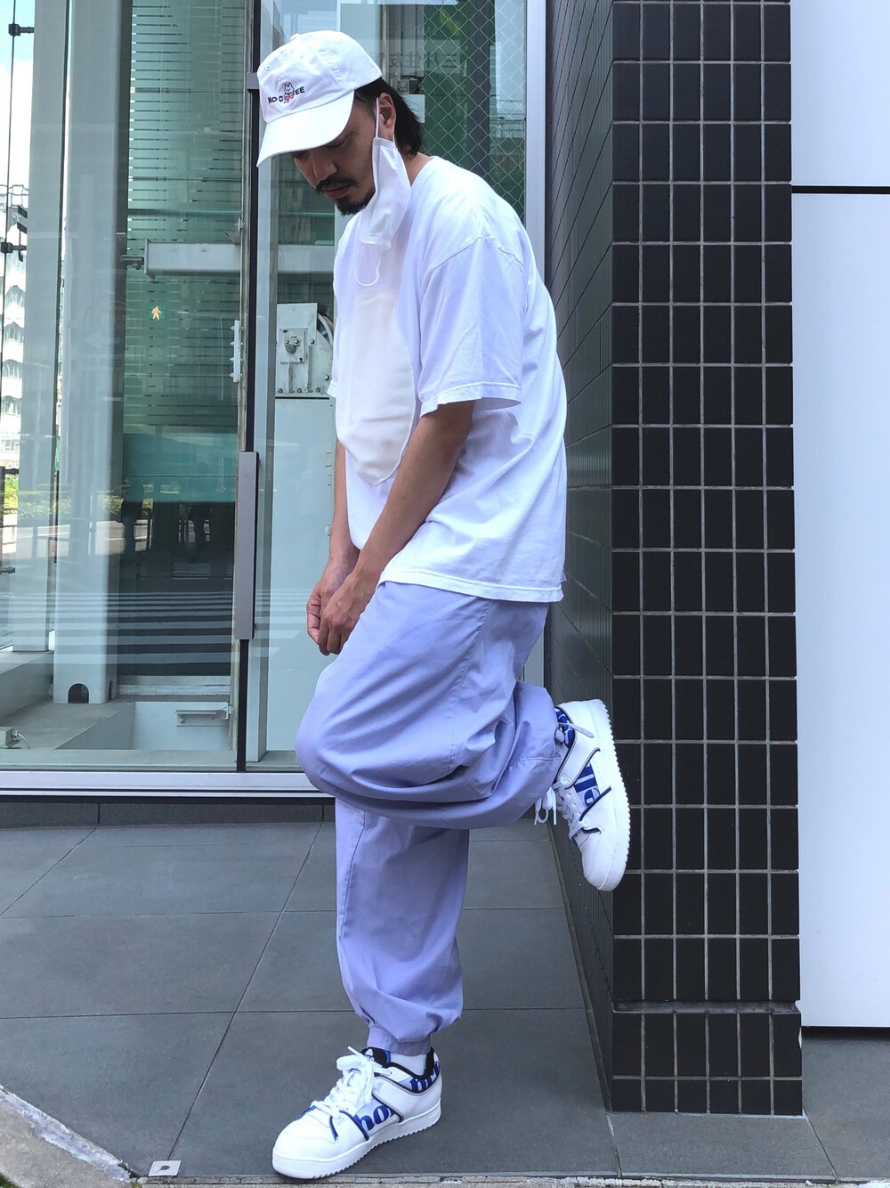 「ellesse、ニッカポッカ、ワイドパンツ、ビッグシルエット、ビッグT、夏、Tシャツ、ストリートコーデ、シンプルコーデ」｜「JOURNAL STANDARDのアイテム（キャップ、ホワイト系）」を使った、トヲルさん（メンズ・180cm）の夏コーディネートの1枚目の写真