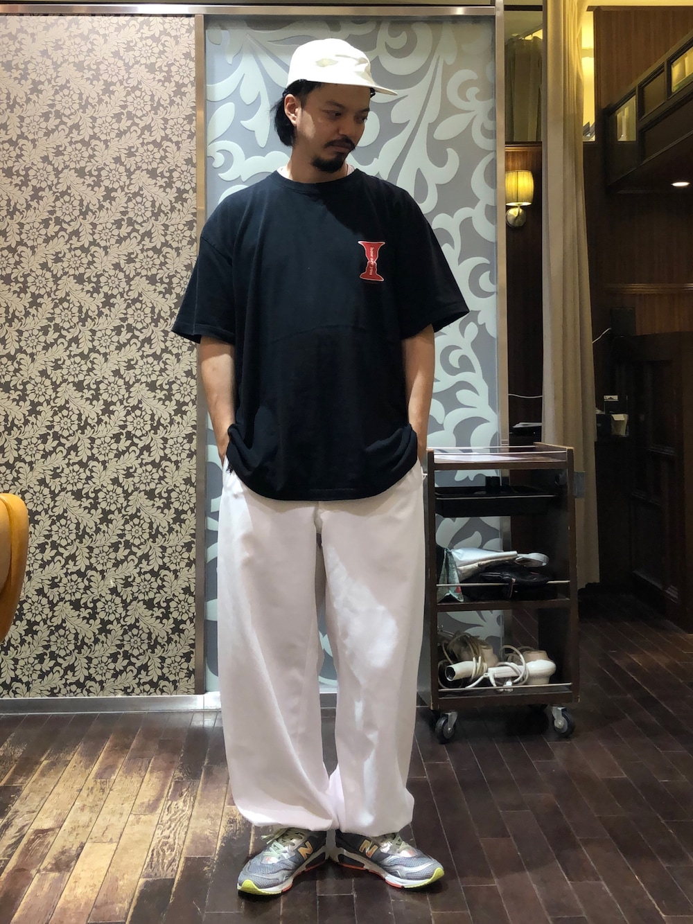 「夏コーデ、シンプルコーデ、ビックシルエット、ゆるコーデ、夏だ！Tシャツ着よう！、きれいめカジュアル、New Balance、スニーカー、ユニクロ」｜「JOURNAL STANDARDの【DAIWA PIER39/ダイワ ピア39】GORE-TEX INFINIUM Tech Jungle hat＃（キャップ、ホワイト系）」を使った、トヲルさん（メンズ・180cm）の夏コーディネートの1枚目の写真