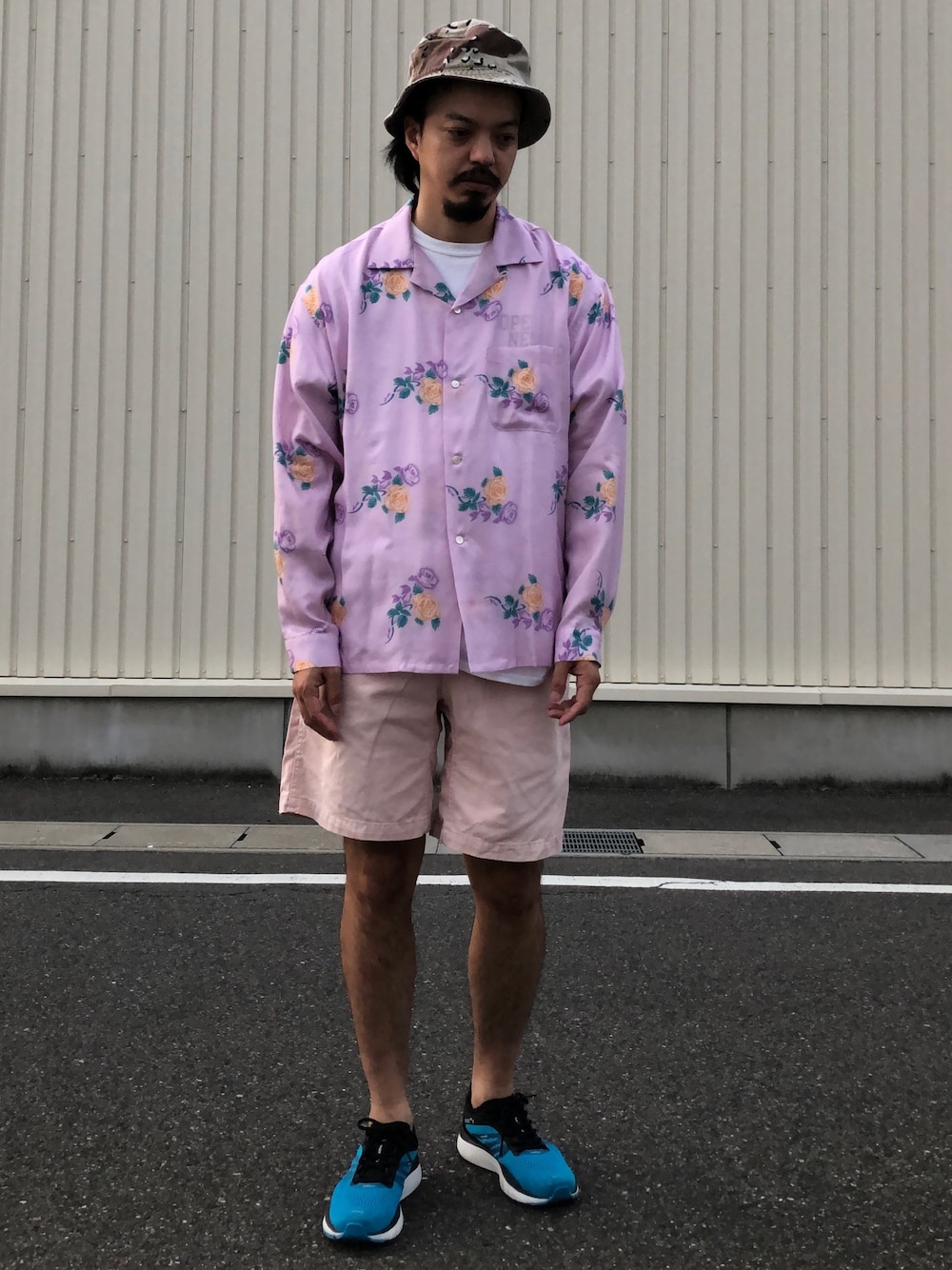 「flagstuff、花柄、花柄シャツ、GRAMICCI、フェススタイル、迷彩、ストリートMIX、オーバーサイズ、休日スタイル」｜「古着のアイテム（ハット、ベージュ系）」を使った、トヲルさん（メンズ・180cm）の夏コーディネートの1枚目の写真