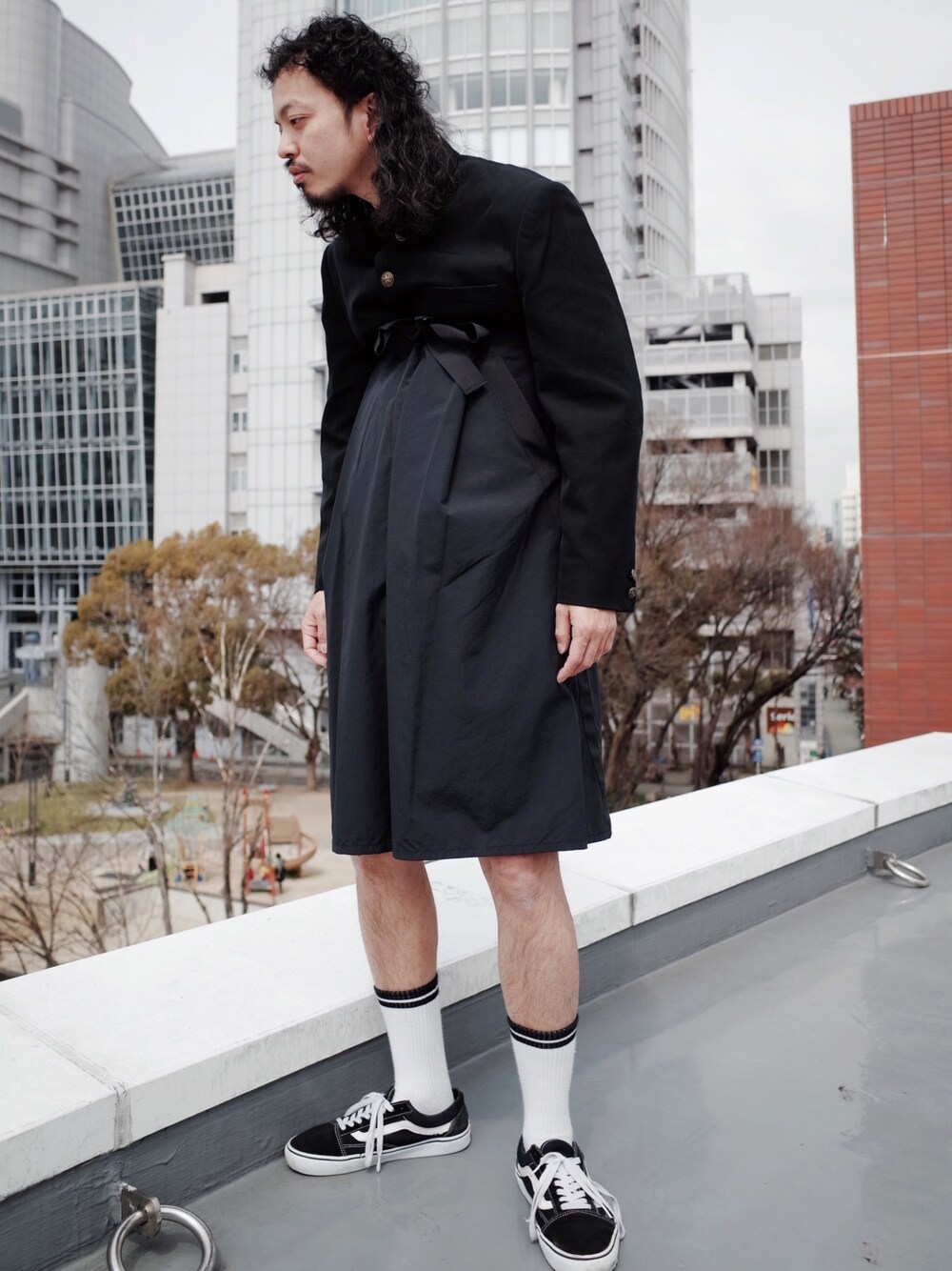 「ハイウエスト、ワイドパンツ、ビッグシルエット、ビッグT、学ラン、学生、袴、袴パンツ、VANS」｜「BISHOOLのBISHOOL super fine wool KIMONO pants（その他パンツ、ブラック系）」を使った、トヲルさん（メンズ・180cm）の夏コーディネートの1枚目の写真