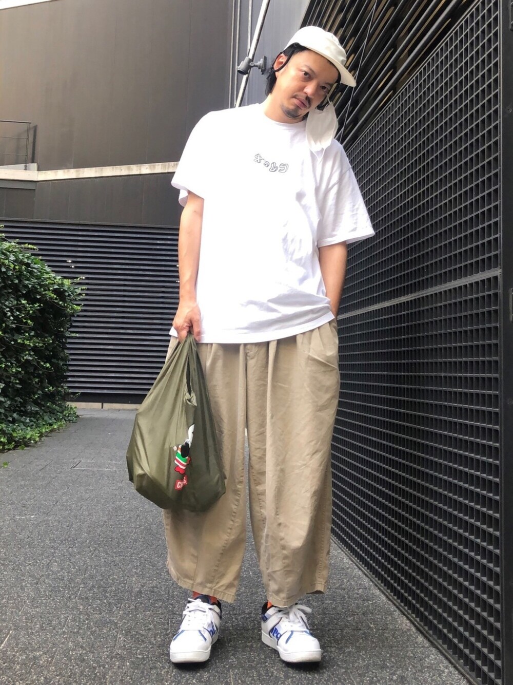 「CHUMS、paypay、エコバッグ、IS-NESS、夏、ビッグT、オーバーサイズ、ワイドパンツ、ストリートMIX」｜「JOURNAL STANDARDの【DAIWA PIER39/ダイワ ピア39】GORE-TEX INFINIUM Tech Jungle hat＃（キャップ、ホワイト系）」を使った、トヲルさん（メンズ・180cm）の夏コーディネートの1枚目の写真