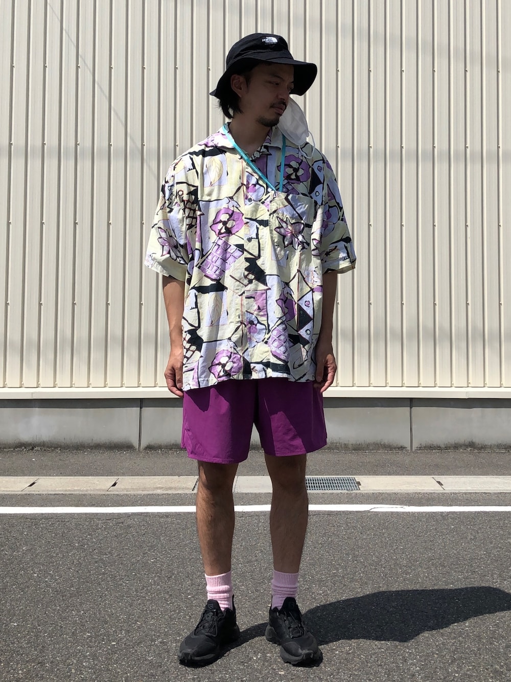 「浴衣、フェススタイル、ショートパンツ、柄シャツ、アロハシャツ、夏服、短パン、ゆるコーデ、ビッグシルエット」｜「THE NORTH FACEの【THE NORTH FACE】ホライズンハット（ハット、ブラック系）」を使った、トヲルさん（メンズ・180cm）の夏コーディネートの1枚目の写真
