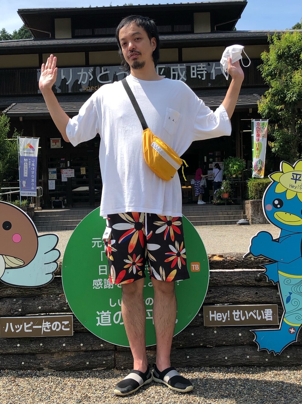 「水着、柄パンツ、ショートパンツ、ポケットＴシャツ、休日スタイル、オトナカジュアル、ウエストポーチ、古着、ワイドパンツ」｜「d.a.nのアイテム（Tシャツ/カットソー、ホワイト系）」を使った、トヲルさん（メンズ・180cm）の夏コーディネートの1枚目の写真