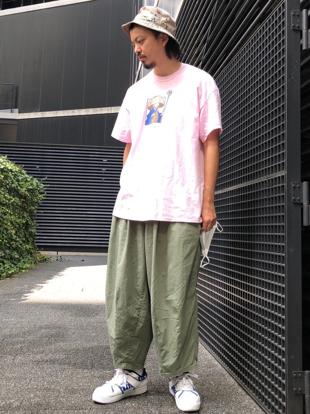 「IS-NESS、ワイドパンツ、ピンクコーデ、ワイドシルエット、ビッグシルエット、ZATUON、一休さん、バケットハット」｜「古着のアイテム（ハット、ベージュ系）」を使った、トヲルさん（メンズ・180cm）の夏コーディネートの1枚目の写真