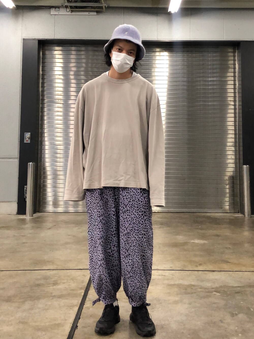 「秋冬コーデ、ビックシルエット、お洒落さんとつながりたい、スニーカー、スポーツミックス、wism、ブラックコーデ、アメカジ、KANGOL」｜「KANGOLの【KANGOL】Furgora Casual / 【カンゴール】ファーゴラ カジュアル（ハット、パープル系）」を使った、トヲルさん（メンズ・180cm）の秋コーディネートの1枚目の写真