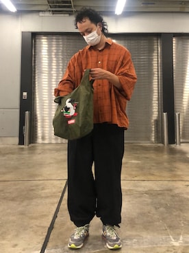「CHUMS（チャムス）のアイテム（バッグ）」を使った、トヲルさん（メンズ・180cm）の秋コーディネート