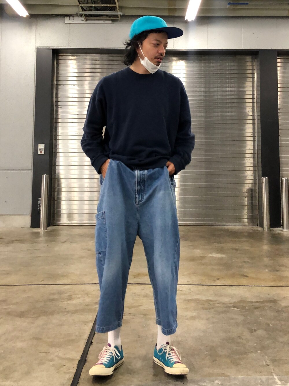 「converse、バイカラー、秋服、カジュアルコーデ、オーバーサイズ、NEW ENGLAND CAP、ゆるコーデ、リラックススタイル、スウェット」｜「fridgeの【NEC】FLEECE POLO VISER（キャップ、グリーン系）」を使った、トヲルさん（メンズ・180cm）の秋コーディネートの1枚目の写真