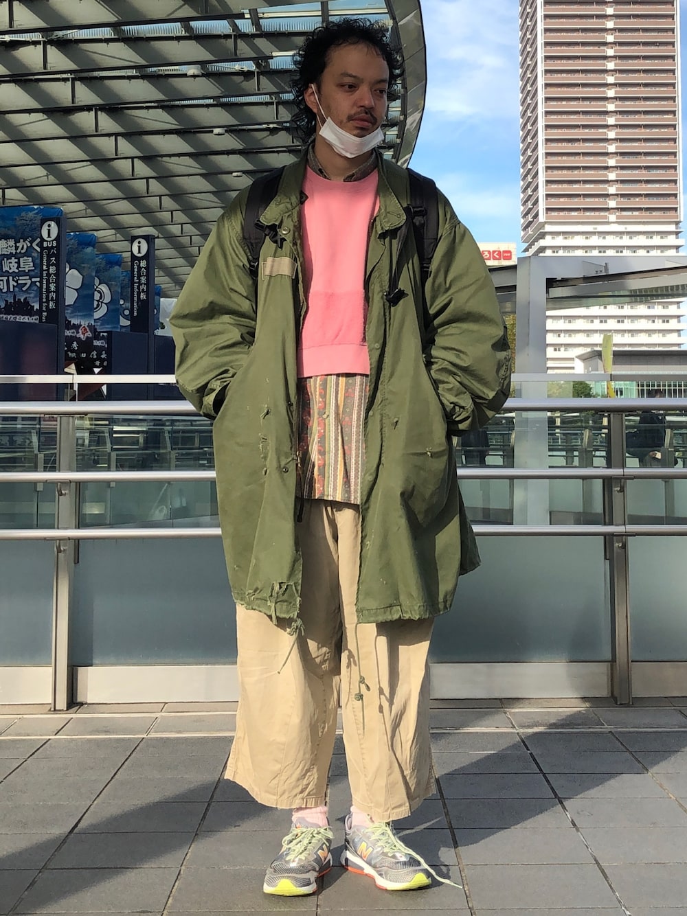 「レイヤードスタイル、モッズコート、秋コーデ、今日のコーデ、古着MIX、秋冬コーデ、ワイドパンツ、IS-NESS、ピンクコーデ」｜「古着のアイテム（モッズコート、グリーン系）」を使った、トヲルさん（メンズ・180cm）の秋コーディネートの1枚目の写真