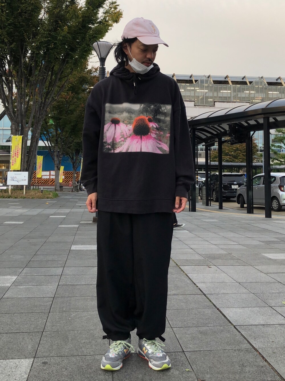「カジュアルコーデ、オールブラック、フォトプリント、大人コーデ、リラックススタイル、ゆるコーデ、オーバーサイズ、New Balance、ストリートコーデ」｜「H&Mのアイテム（パーカー、ブラック系）」を使った、トヲルさん（メンズ・180cm）の秋コーディネートの1枚目の写真