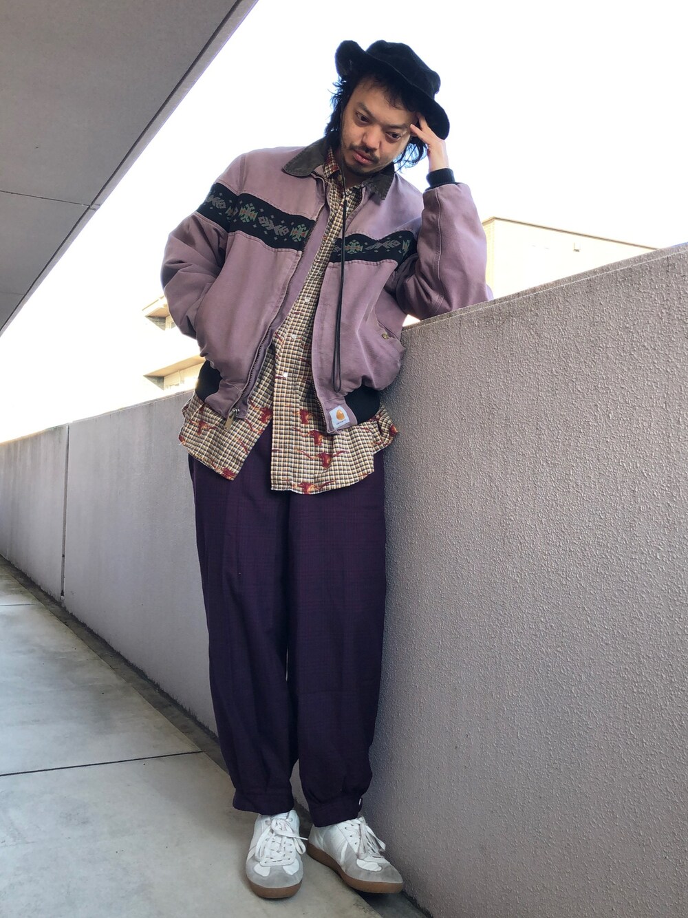 「carhartt、チェックパンツ、ジャーマントレーナー、秋コーデ、スニーカー、古着MIX、カジュアルコーデ、レイヤードスタイル、ダックジャケット」｜「SASQUATCHfabrix.のアイテム（ハット、ブラック系）」を使った、トヲルさん（メンズ・180cm）の秋コーディネートの1枚目の写真