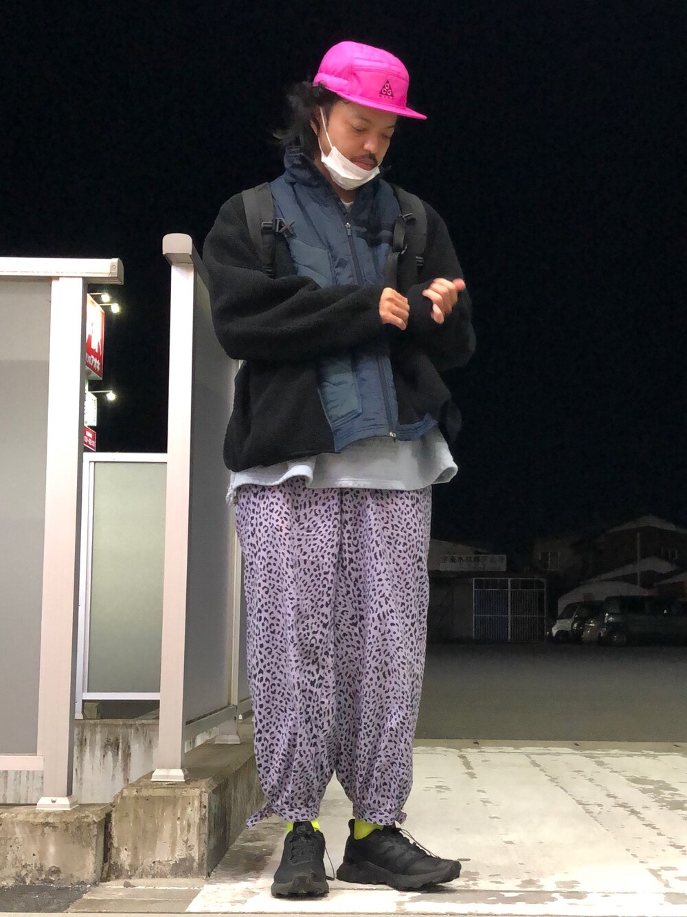 「nike acg、バイカラー、もこもこ、スボーツミックス、レオパード、gravis、SALOMON、ワイドパンツ」｜「NIKE ACGのNIKE ACG（ナイキ エーシージー）AW84 CAP（キャップ、パープル系）」を使った、トヲルさん（メンズ・180cm）の秋コーディネートの1枚目の写真