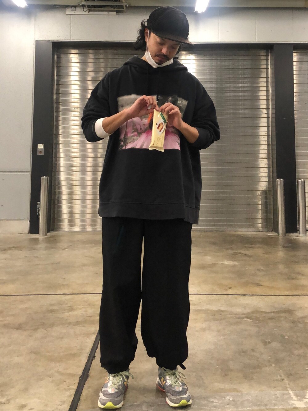 「オトナカジュアル、カジュアルコーデ、オールブラック、H&M、フードパーカー、モノトーン、大人コーデ、オーバーサイズ」｜「URBAN RESEARCHのBlue Books Co.×TEPPEI×URiD　「the C」 BBC TWISTY（キャップ、ブラック系）」を使った、トヲルさん（メンズ・180cm）の秋コーディネートの1枚目の写真