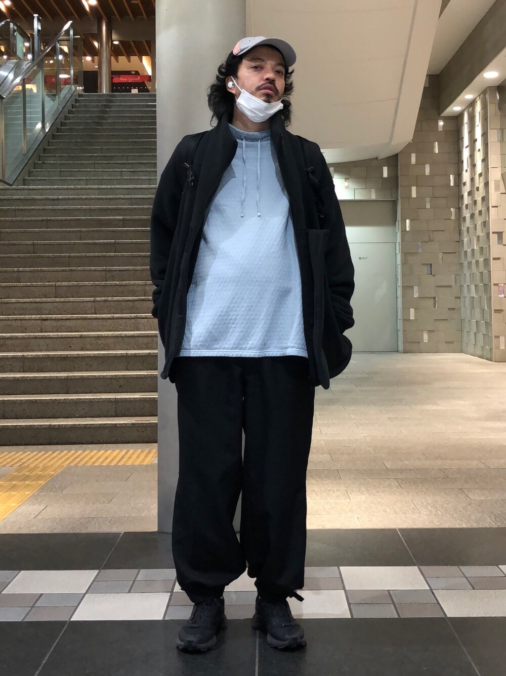 「大人カジュアル、秋コーデ、今日のコーデ、キレイめ、IS-NESS、スウェット、モックネック、タートルネック」｜「CPHのC P H（シープラス）6PANEL　SIDETRACK/キャップ（キャップ、ブラック系）」を使った、トヲルさん（メンズ・180cm）の秋コーディネートの1枚目の写真