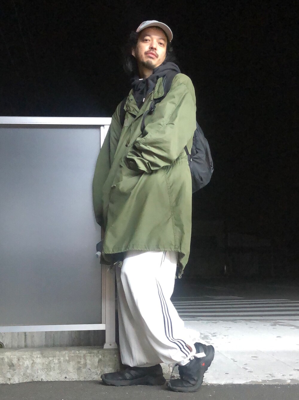「年末WEAR感謝祭、モッズコート、ビッグシルエット、スニーカー、冬のコーデ、ストリートコーデ、大人コーデ、スポーツミックス、SALOMON」｜「CPHのC P H（シープラス）6PANEL　SIDETRACK/キャップ（キャップ、ブラック系）」を使った、トヲルさん（メンズ・180cm）の冬コーディネートの1枚目の写真