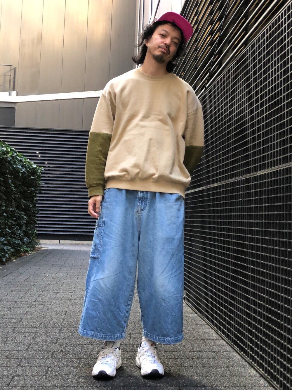 「年末WEAR感謝祭、nike acg、きれいめカジュアル、大人カジュアル、休日スタイル、バイカラー、ワイドパンツ、ワイドデニム、ビッグシルエット、スウェット」｜「NIKE ACGのNIKE ACG（ナイキ エーシージー）AW84 CAP（キャップ、パープル系）」を使った、トヲルさん（メンズ・180cm）の冬コーディネートの1枚目の写真