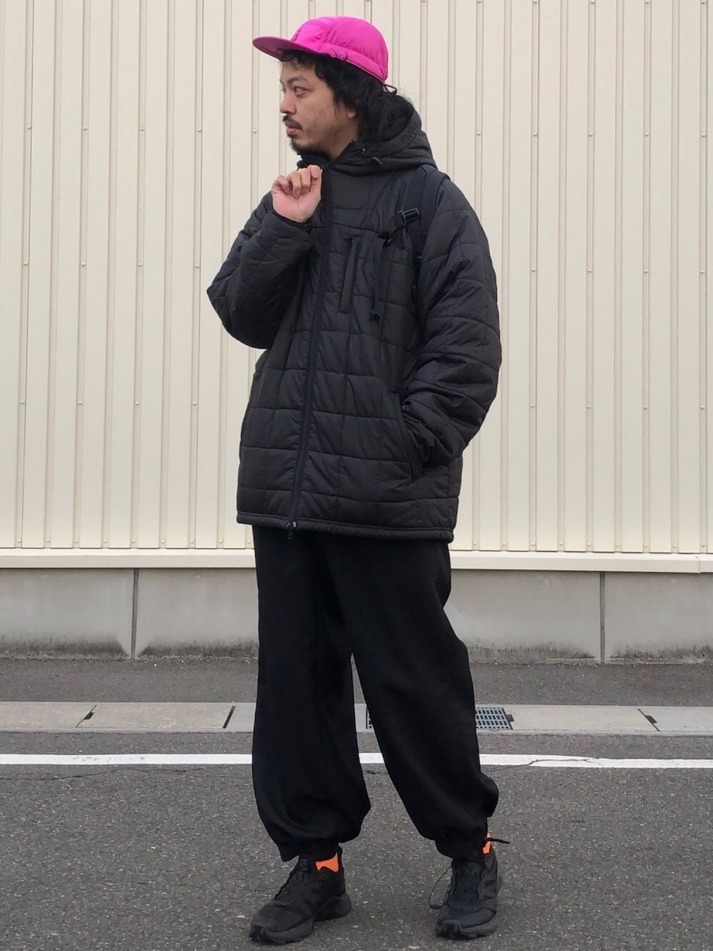 「ダウンコート、フード、フードパーカー、オールブラック、nike acg、SALOMON、オーバーサイズ、きれいめカジュアル、カジュアルコーデ」｜「NIKE ACGのNIKE ACG（ナイキ エーシージー）AW84 CAP（キャップ、パープル系）」を使った、トヲルさん（メンズ・180cm）の冬コーディネートの1枚目の写真