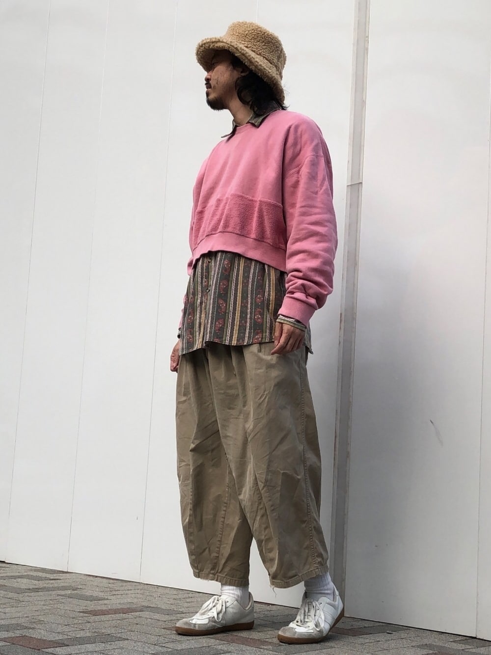 「もこもこ帽子、カジュアルコーデ、冬コーデ、オーバーサイズ、大人コーデ、レイヤードスタイル、ノルディック柄、ネイティブ柄、IS-NESS」｜「KIJIMA TAKAYUKIのKIJIMA TAKAYUKI ボアバケットハット（ハット、ベージュ系）」を使った、トヲルさん（メンズ・180cm）の冬コーディネートの1枚目の写真