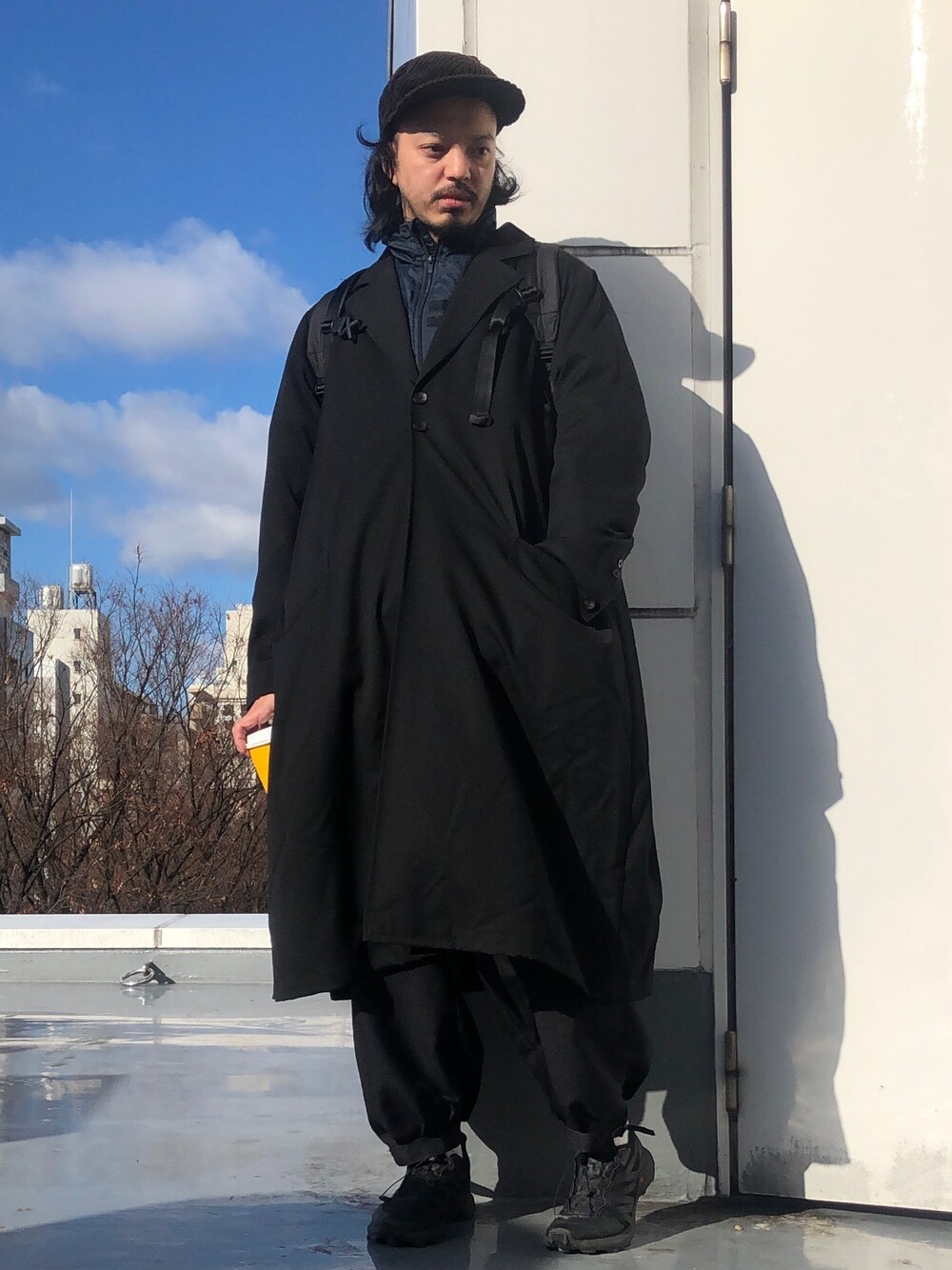 「オールブラック、BISHOOL、トレンチコート、大人カジュアル、今日のコーデ、冬コーデ、スラックス」｜「BISHOOLのBISHOOL tropical wool liberty long jacket coat（その他アウター、ブラック系）」を使った、トヲルさん（メンズ・180cm）の冬コーディネートの1枚目の写真
