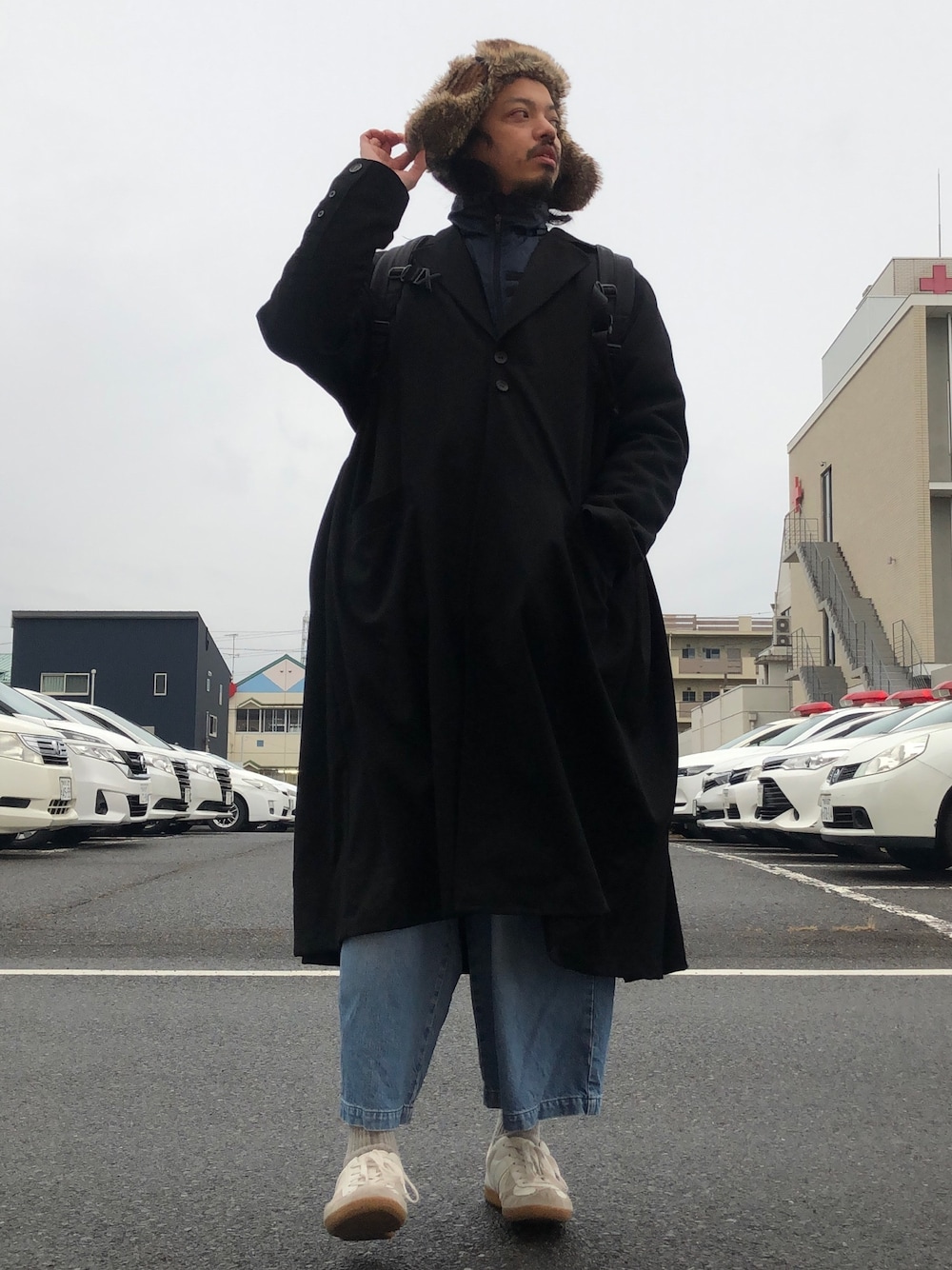 「BISHOOL、ロングコート、wism、黒コーデ、オールブラック、ストリートコーデ、ジャーマントレーナー、モード、ナイロンジャケット」｜「BEAMSのΠEVEREST DESIGNS / パッチワークキャップ（キャップ、その他）」を使った、トヲルさん（メンズ・180cm）の冬コーディネートの1枚目の写真