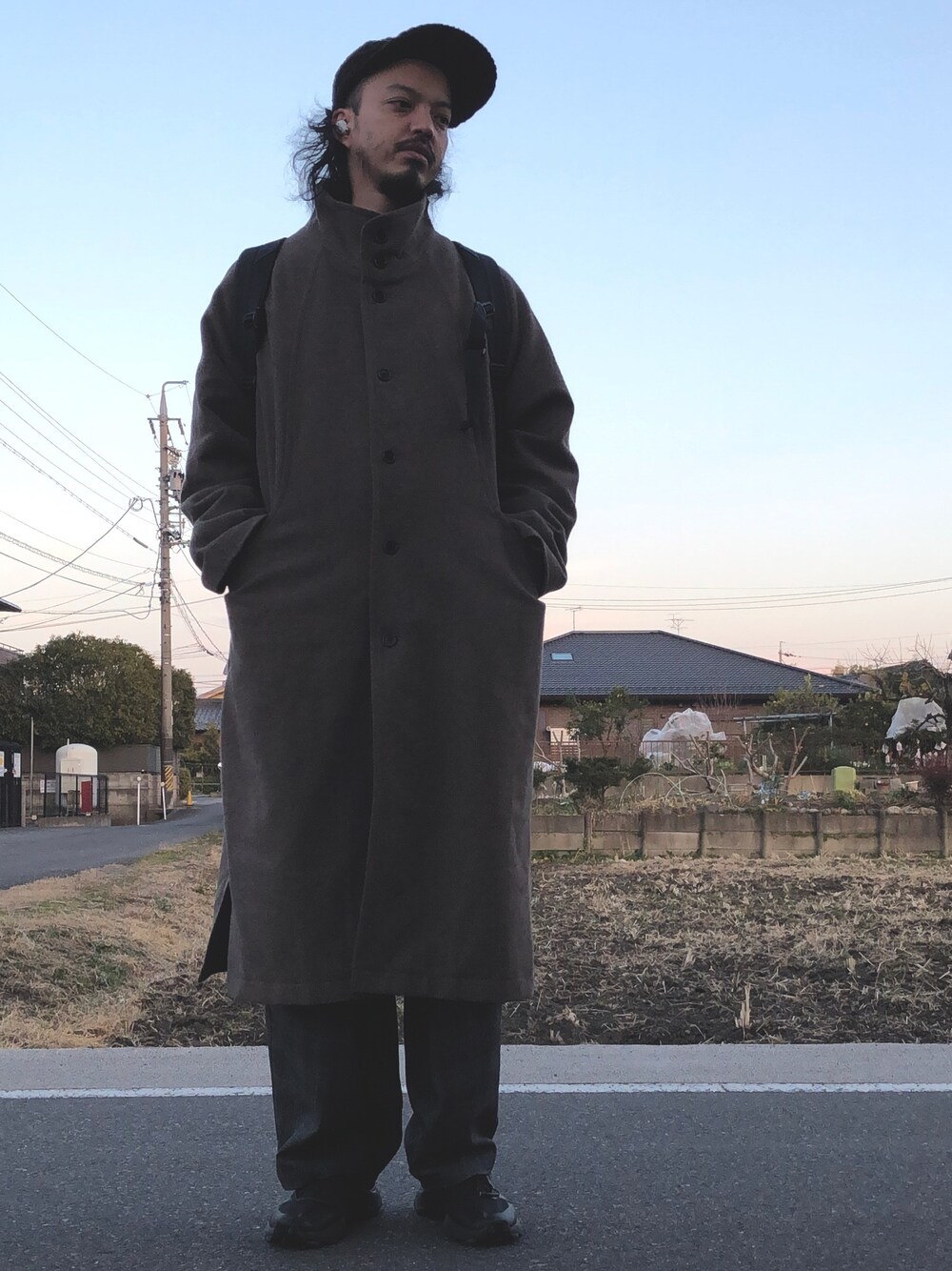 「私の推しブランド、スニーカーコーデ、黒、チエックパンツ、edwina horl、古着MIX、シンプルコーデ、モノトーン、ジャケットスタイル」｜「URBAN RESEARCHのBlue Books Co.×TEPPEI×URiD　「the C」 BBC TWISTY（キャップ、ブラック系）」を使った、トヲルさん（メンズ・180cm）の冬コーディネートの1枚目の写真