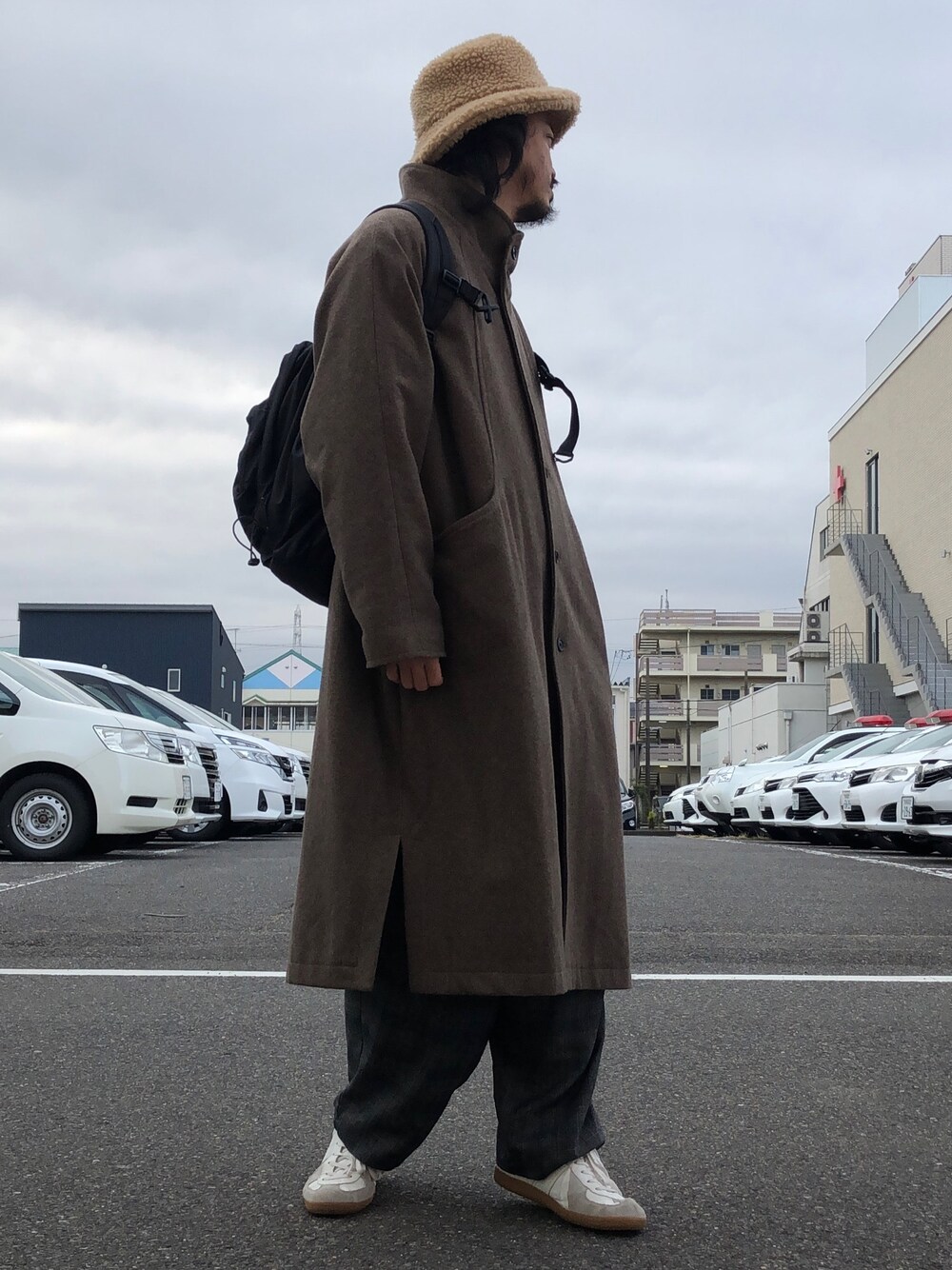 「KIJIMA TAKAYUKI、もこもこ、私の推しブランド、ゆるコーデ、ストリート、ワイドパンツ、スケータースタイル」｜「KIJIMA TAKAYUKIのKIJIMA TAKAYUKI ボアバケットハット（ハット、ベージュ系）」を使った、トヲルさん（メンズ・180cm）の冬コーディネートの1枚目の写真