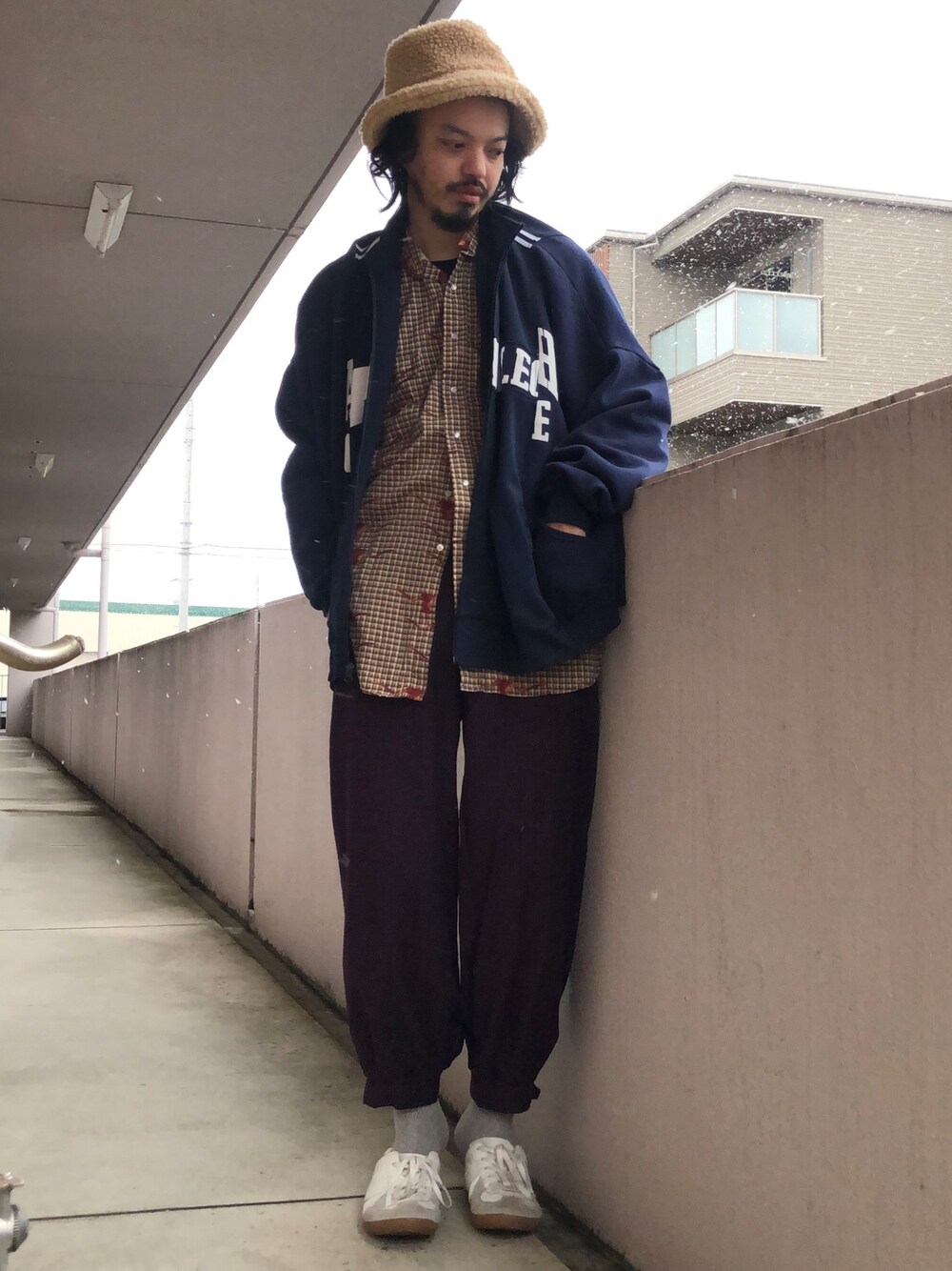 「大人カジュアル、私の推しブランド、オーバーサイズ、冬コーデ、レイヤードスタイル、キレイめ、スニーカーコーデ、セットアップ」｜「KIJIMA TAKAYUKIのKIJIMA TAKAYUKI ボアバケットハット（ハット、ベージュ系）」を使った、トヲルさん（メンズ・180cm）の冬コーディネートの1枚目の写真