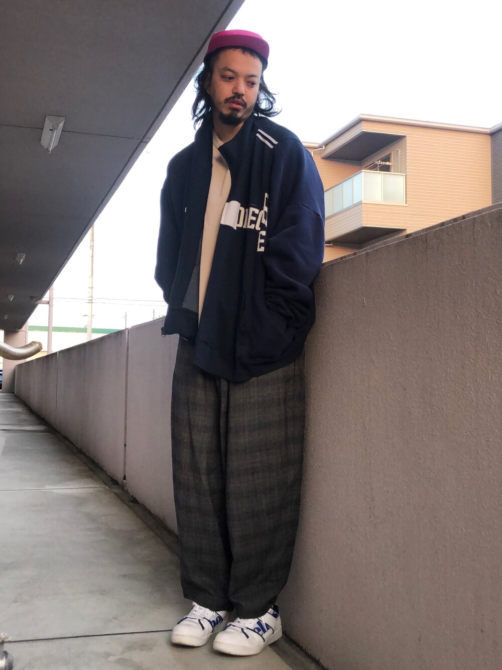 「ワイドパンツ、今日のコーデ、春コーデ、ジャージ、チェックパンツ、古着MIX、UNIQLO」｜「NIKE ACGのNIKE ACG（ナイキ エーシージー）AW84 CAP（キャップ、パープル系）」を使った、トヲルさん（メンズ・180cm）の冬コーディネートの1枚目の写真