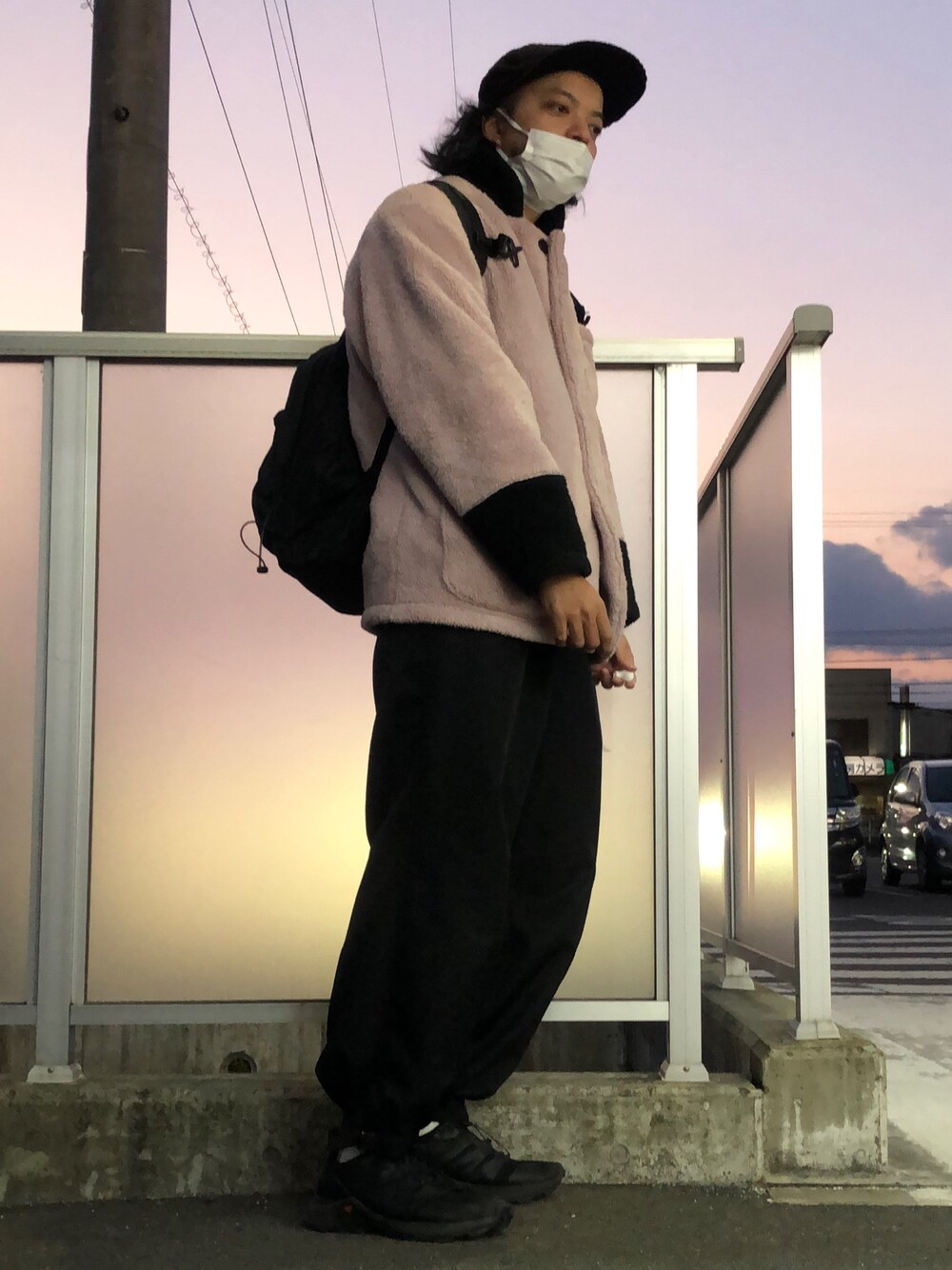 「チョコ色に染まれ、春コーデ、phingerin、カジュアルコーデ、ストリート、古着MIX、春アウター」｜「URBAN RESEARCHのBlue Books Co.×TEPPEI×URiD　「the C」 BBC TWISTY（キャップ、ブラック系）」を使った、トヲルさん（メンズ・180cm）の冬コーディネートの1枚目の写真